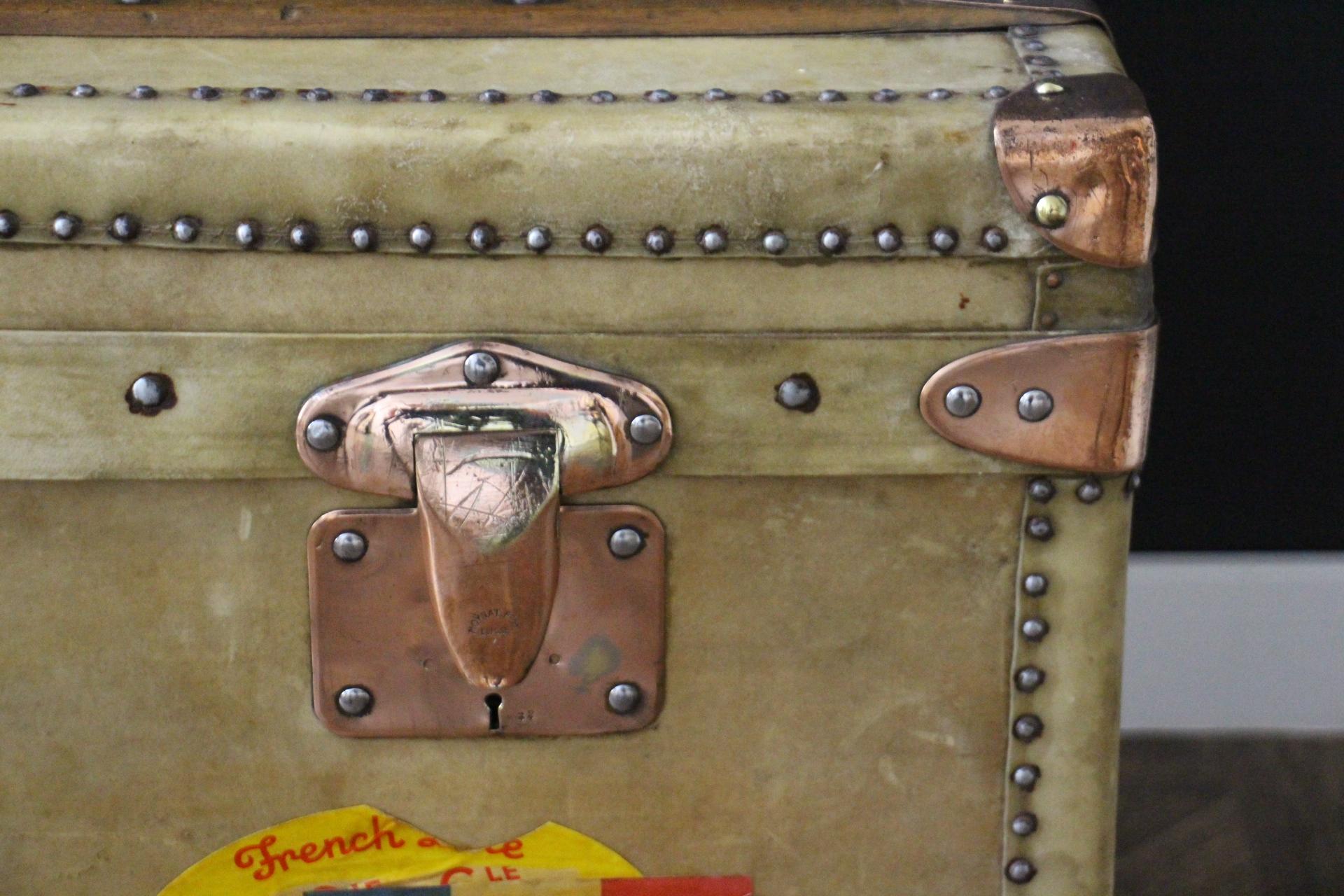 1920er Moynat-Truhe  In Beige Vellum, 100 cm Moynat Steamer Trunk, Moynat Trunk (Frühes 20. Jahrhundert) im Angebot