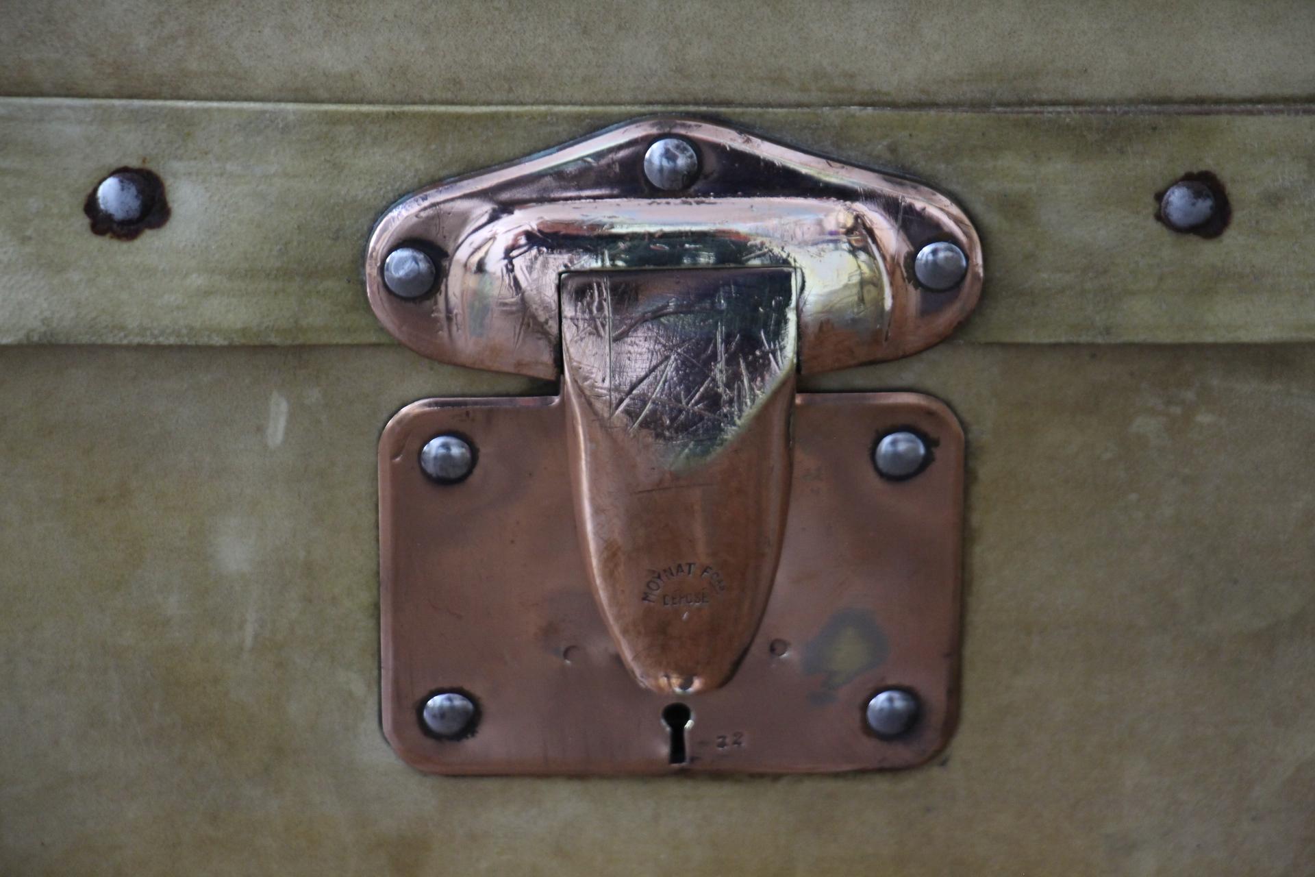 1920er Moynat-Truhe  In Beige Vellum, 100 cm Moynat Steamer Trunk, Moynat Trunk (Messing) im Angebot