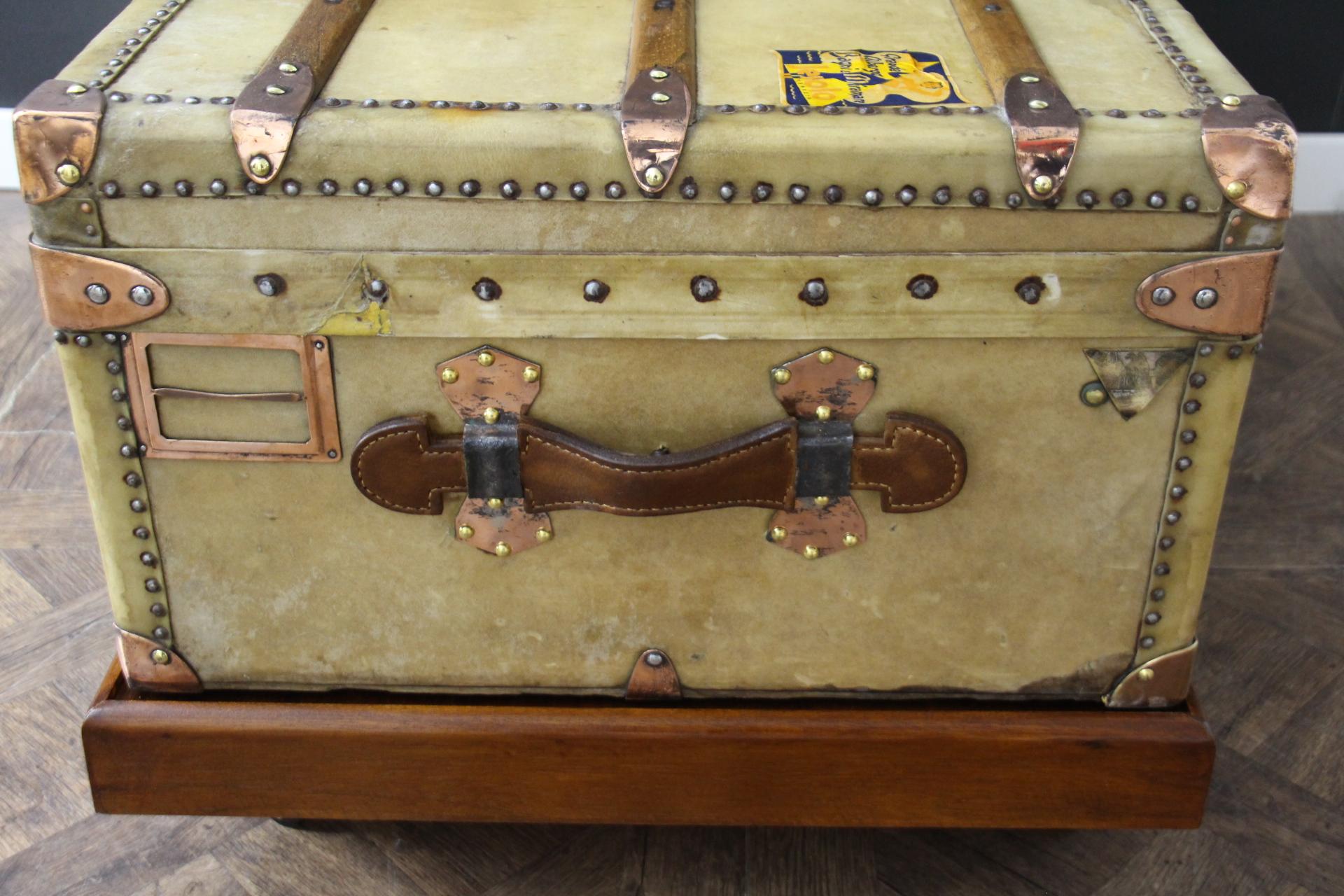 1920er Moynat-Truhe  In Beige Vellum, 100 cm Moynat Steamer Trunk, Moynat Trunk im Angebot 1