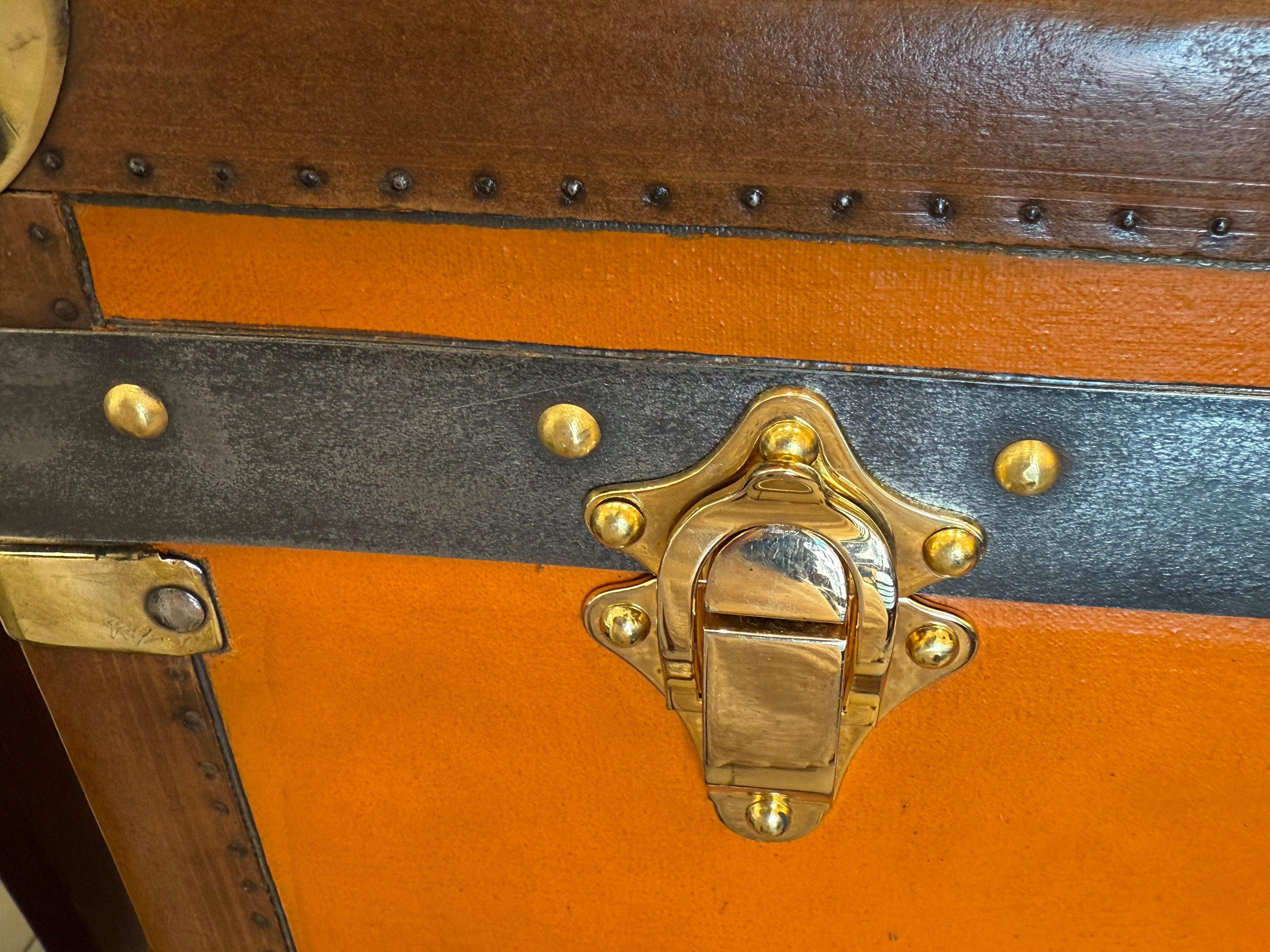 Début du 20ème siècle Malle Moynat des années 1920  In Orange Canvas 75 cm Moynat Steamer Trunk, Moynat Trunk en vente