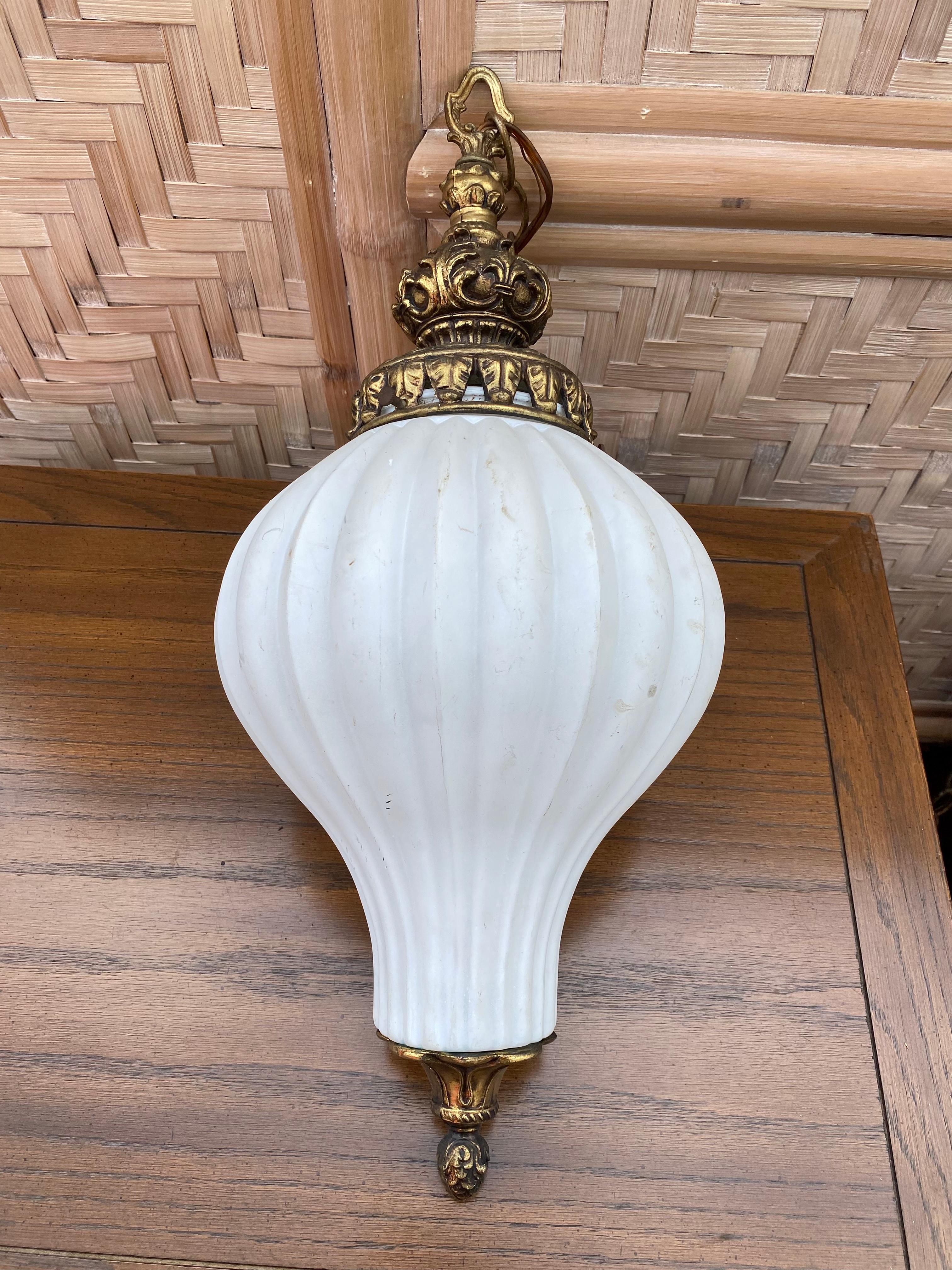 Lampes à suspension en verre blanc dépoli de Murano des années 1920, lot de 2 en vente 5