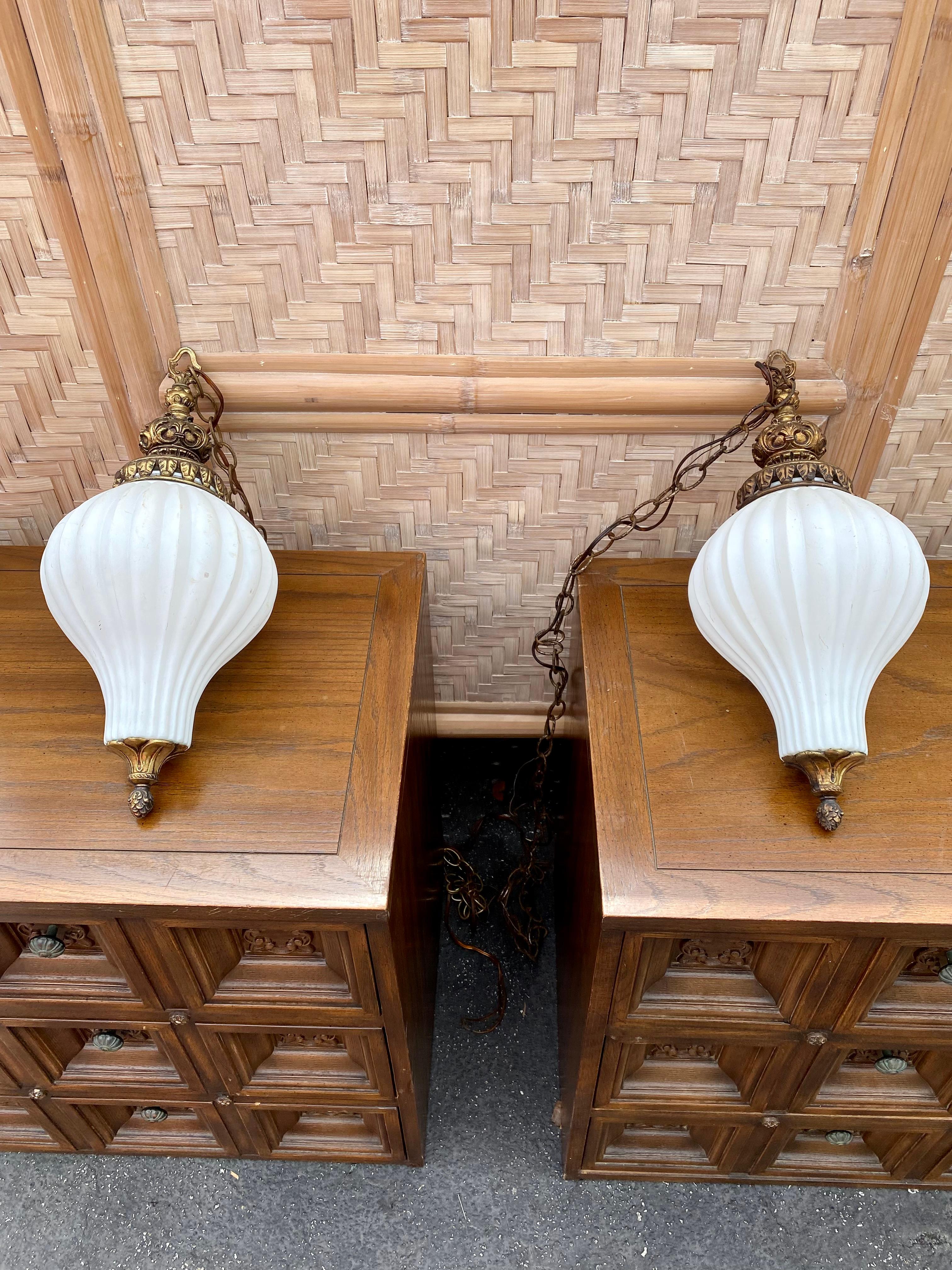 Lampes à suspension en verre blanc dépoli de Murano des années 1920, lot de 2 Bon état - En vente à Fort Lauderdale, FL