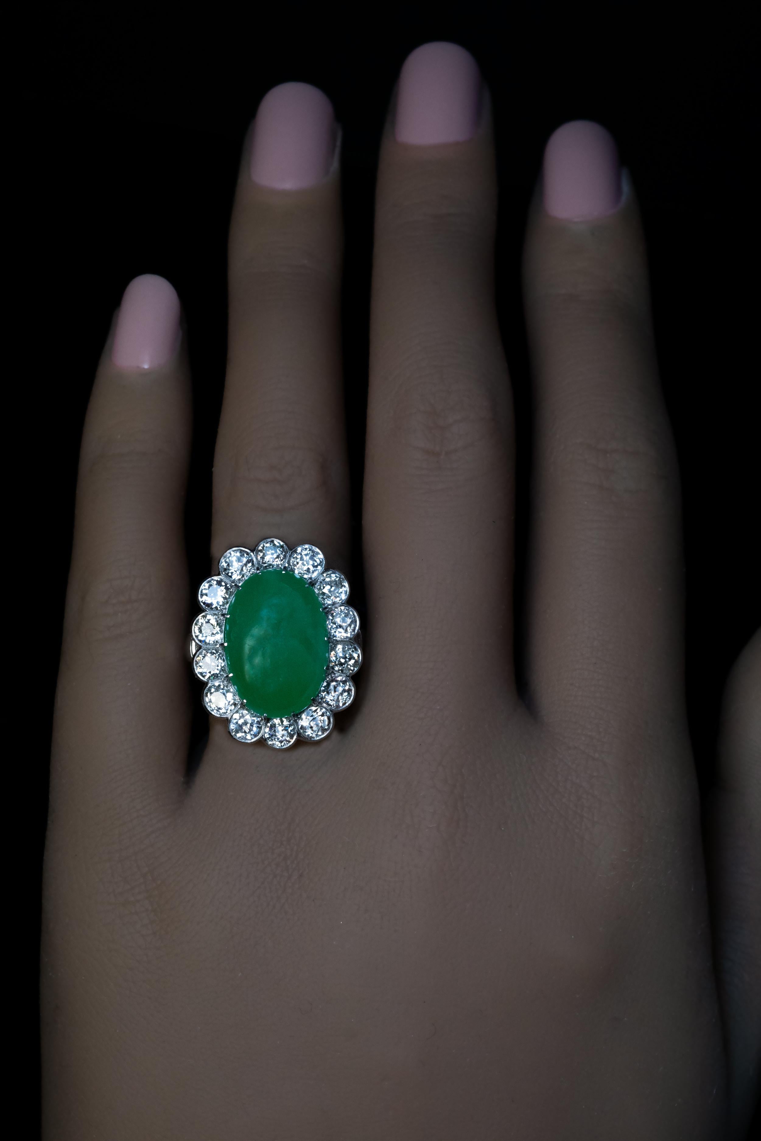 Vers 1930

La bague en or blanc 18 carats est ornée d'un grand jade naturel taillé en cabochon d'une couleur vert tendre, entouré de 14 diamants de taille européenne ancienne d'un blanc éclatant (couleur F-G, pureté VS1-SI).

Le cabochon de jade