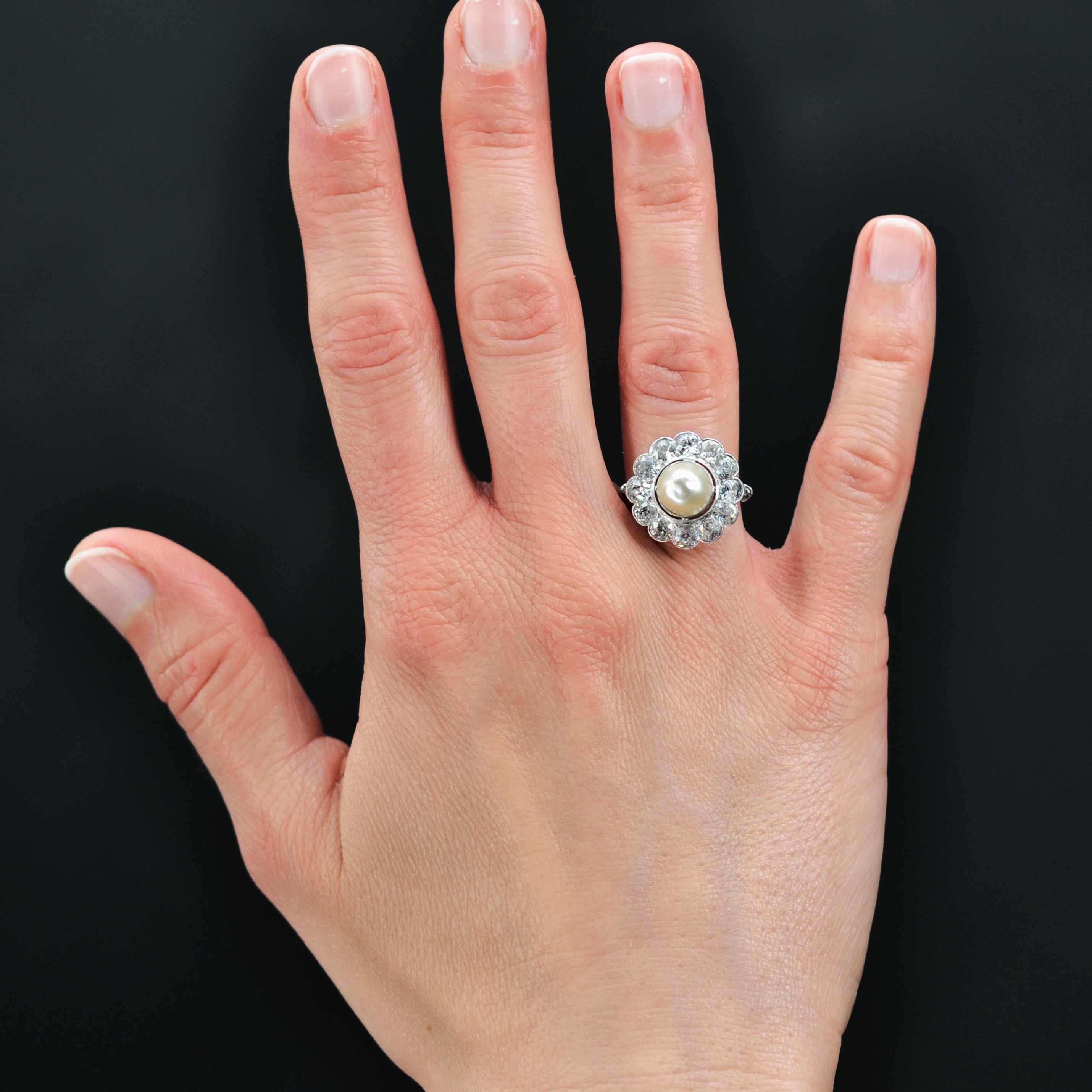 Ring in 18 karat white gold, owl hallmark and platinum, mascaron hallmark.
Of round shape, this splendid daisy ring is decorated on its top of a natural pearl certified by the French laboratory of gemmology, slightly baroque cream pearly orient. The