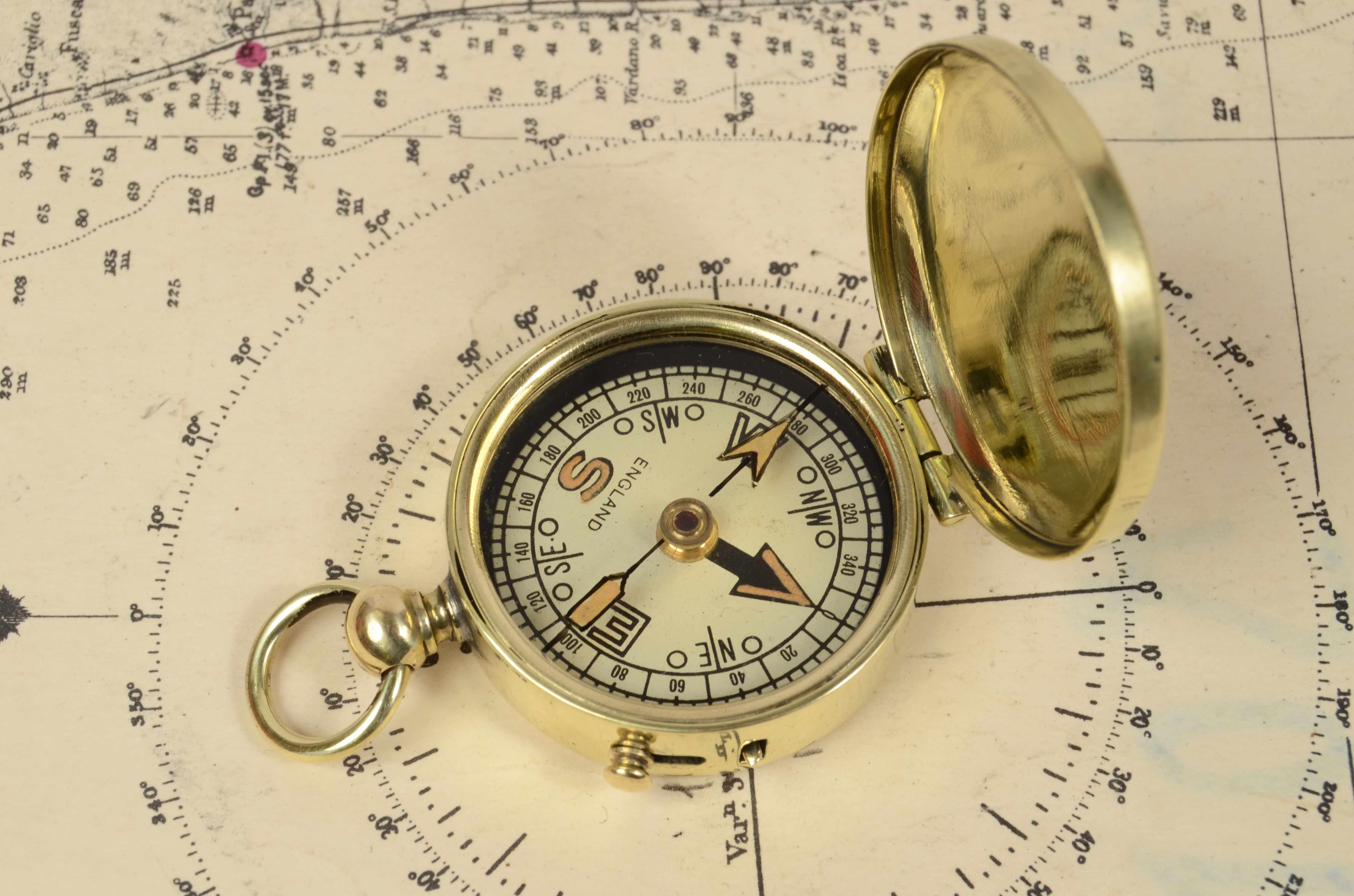 1920s Nautical English Magnetic Brass Compass Antique Marine Navigation Tool In Good Condition In Milan, IT