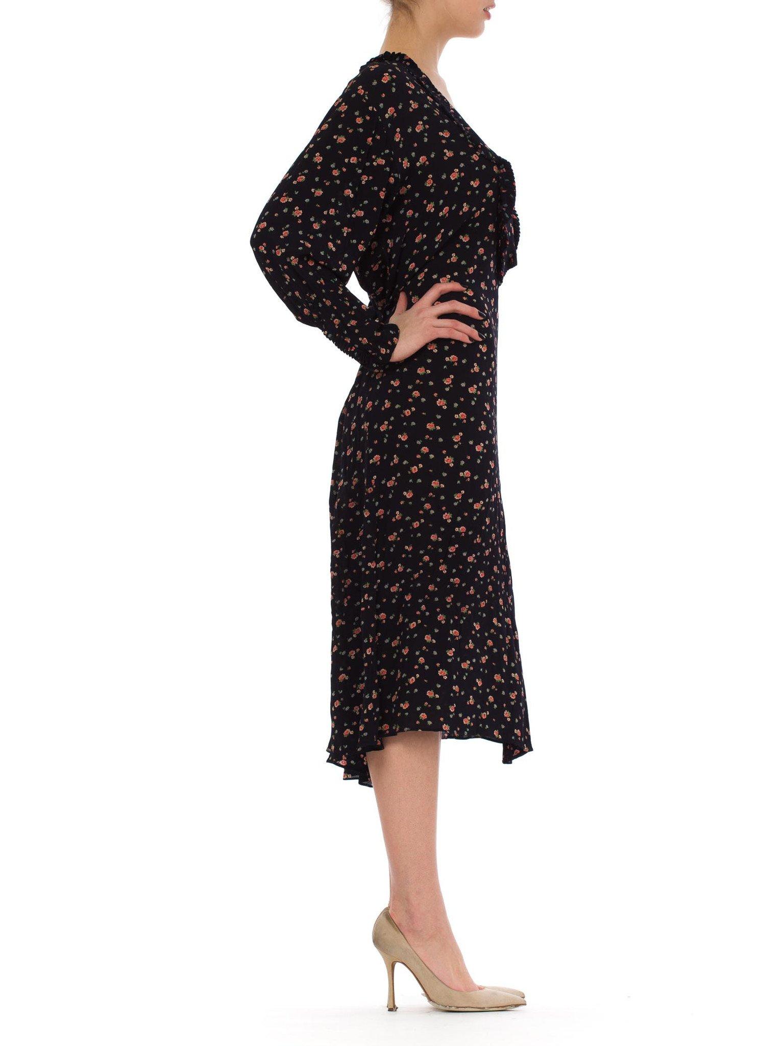 1920S Abito a maniche lunghe in crepe di seta blu navy rosa con stampa floreale Eccezionalmente In condizioni ottime a New York, NY