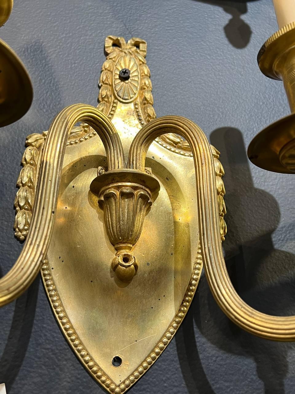 Paire d'appliques à double lumière de style néoclassique en bronze doré des années 1920