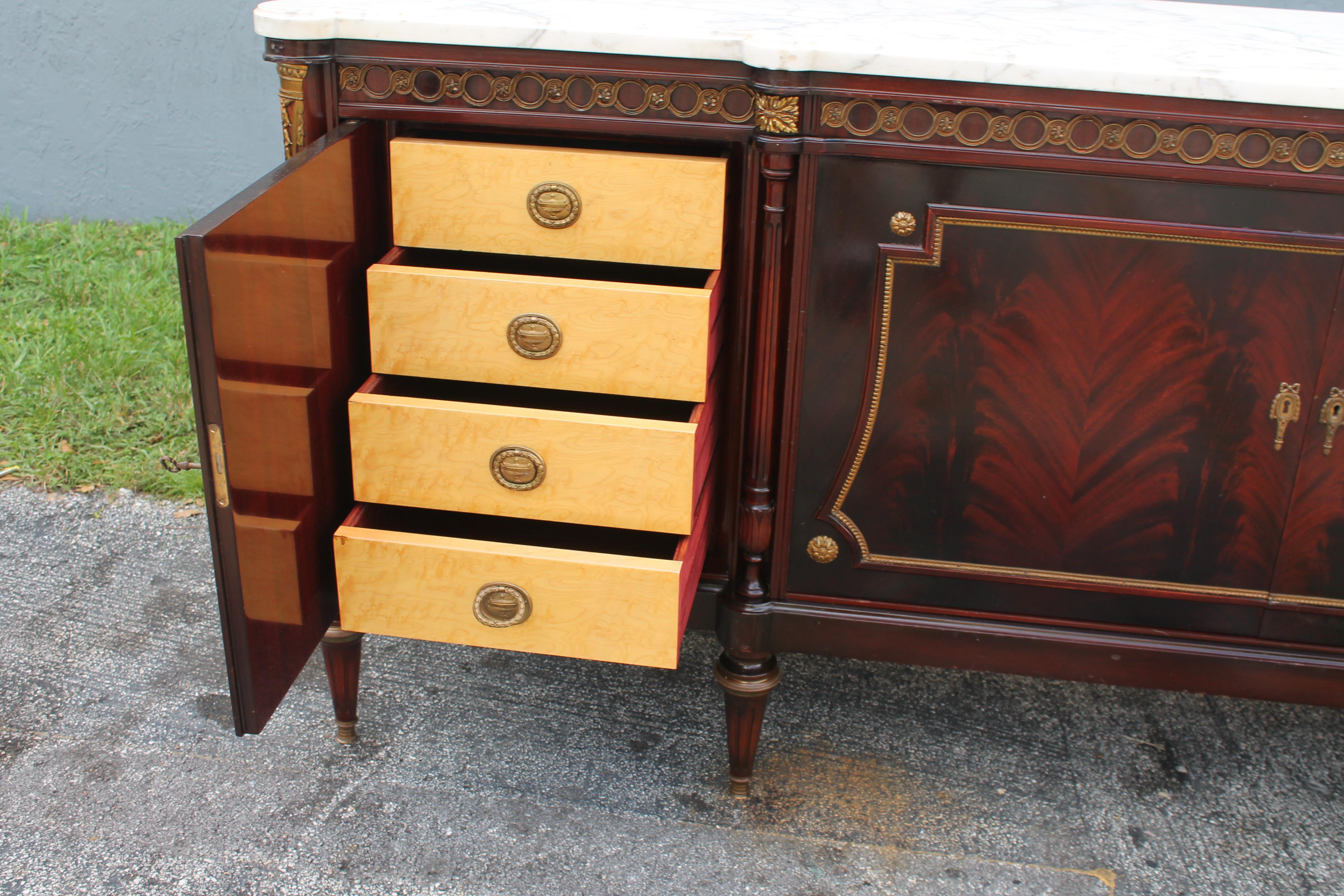 Neoklassischer Stil der 1920er Jahre Marmorplatte geflammtes Mahagoni Buffet/ Sideboard/ Kredenz im Angebot 6