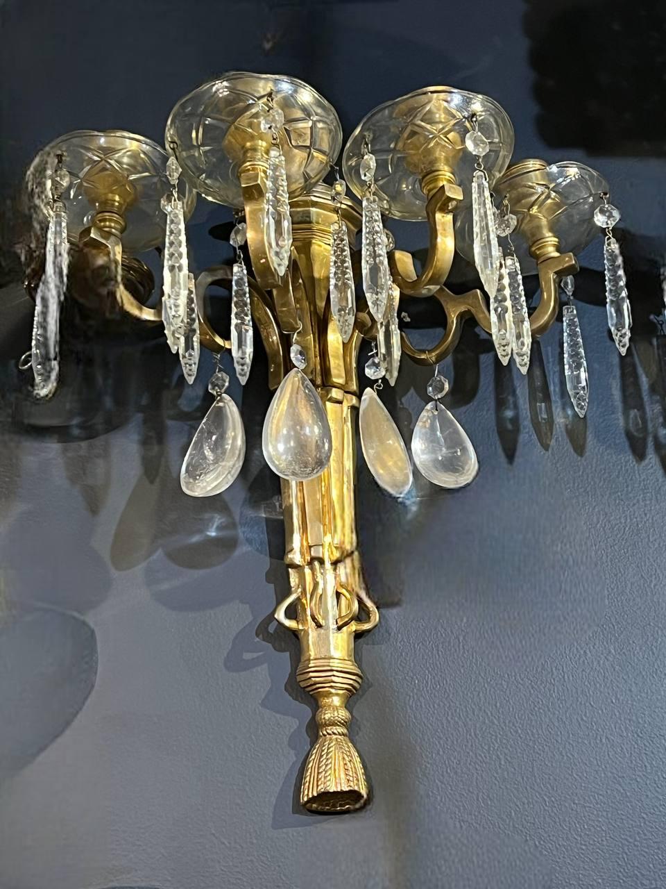 Français Appliques néoclassiques à quatre lumières en bronze doré des années 1920 en vente