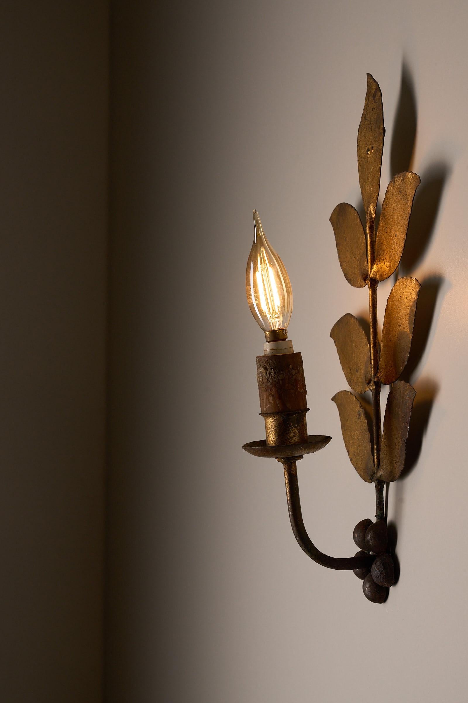 Aplique neoclásico de latón dorado con hoja de laurel de los años 20 siglo XX en venta