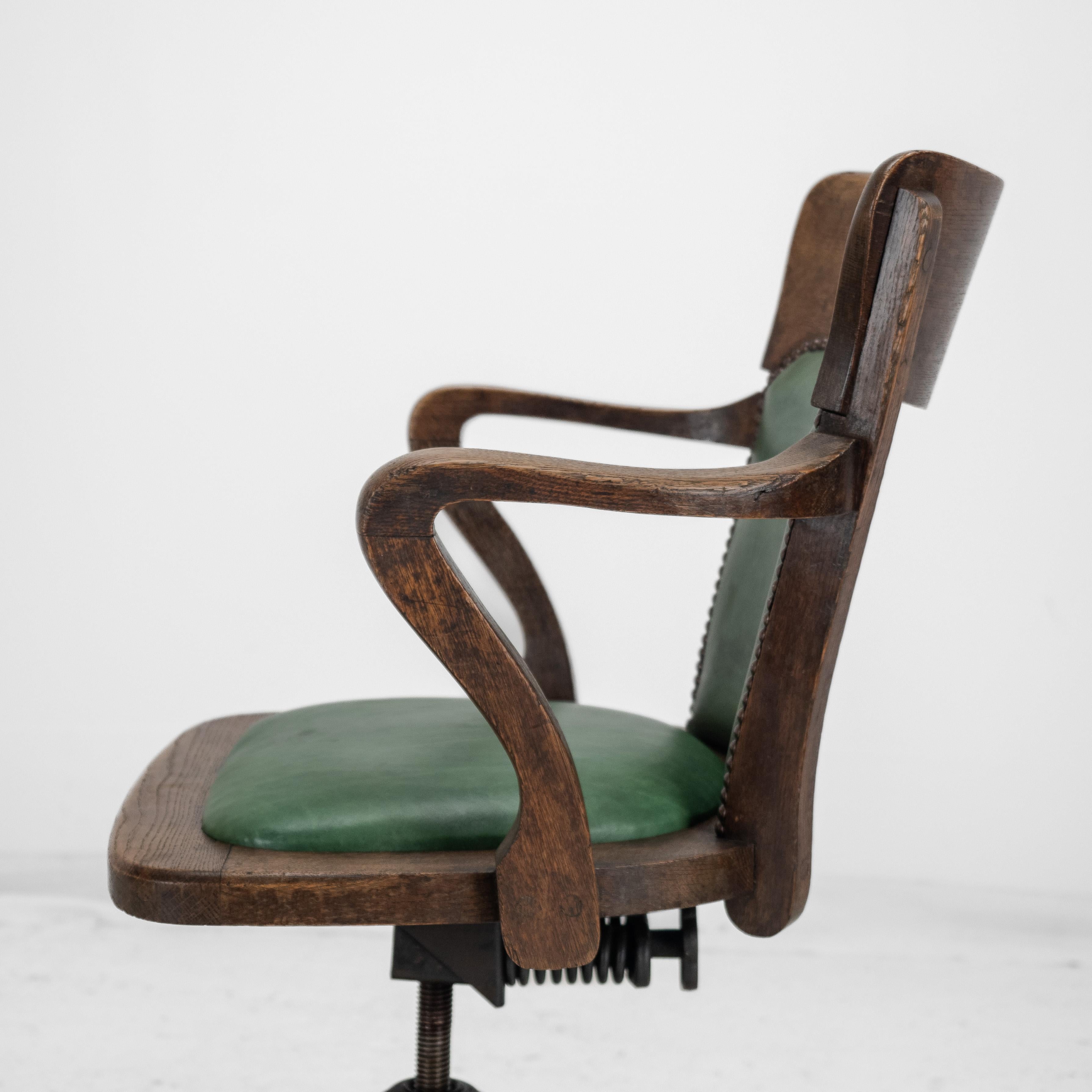 Sillón de escritorio basculante de roble y cuero de los años 20 (Silla antigua) en venta 7
