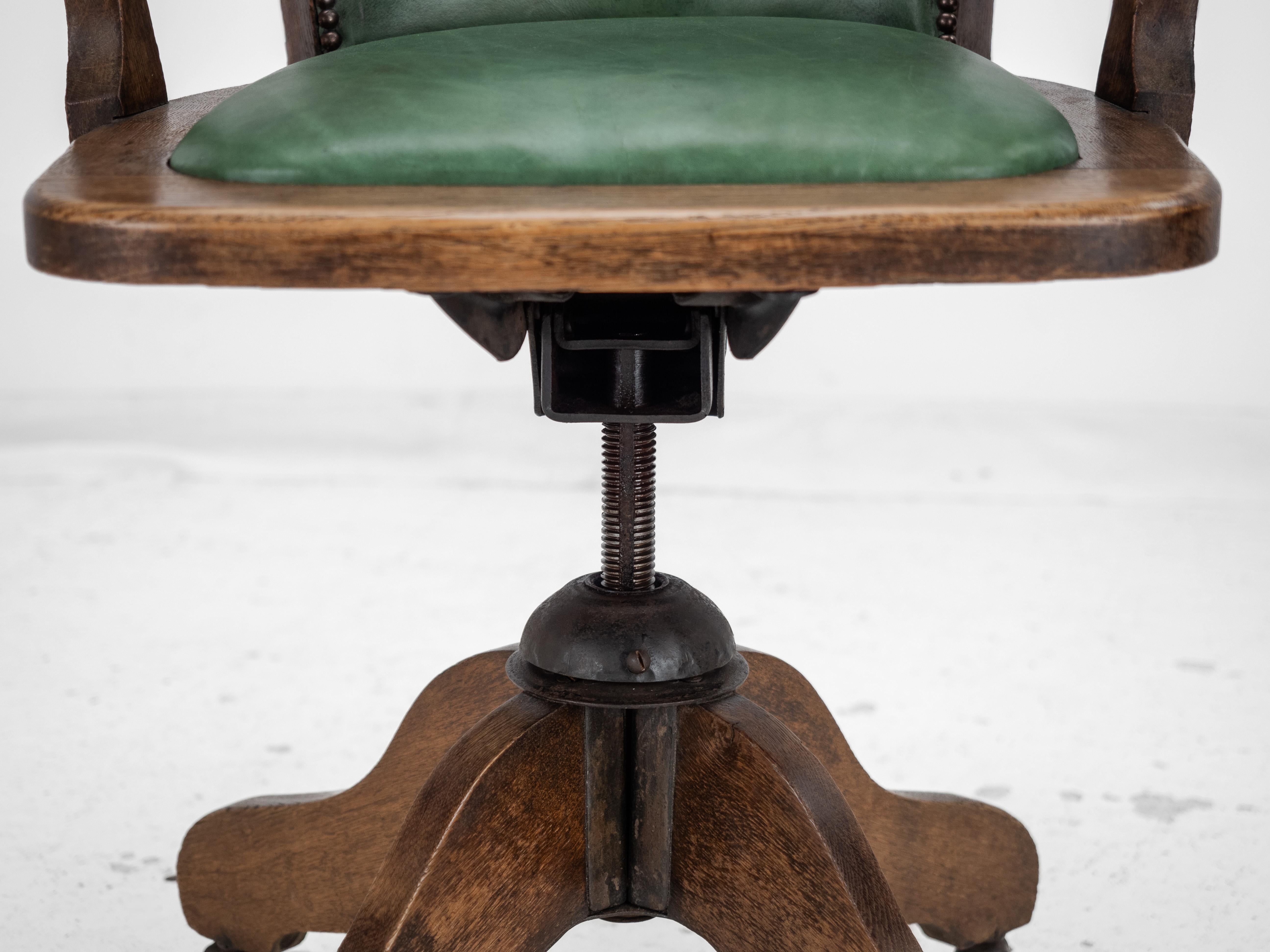Sillón de escritorio basculante de roble y cuero de los años 20 (Silla antigua) en venta 11