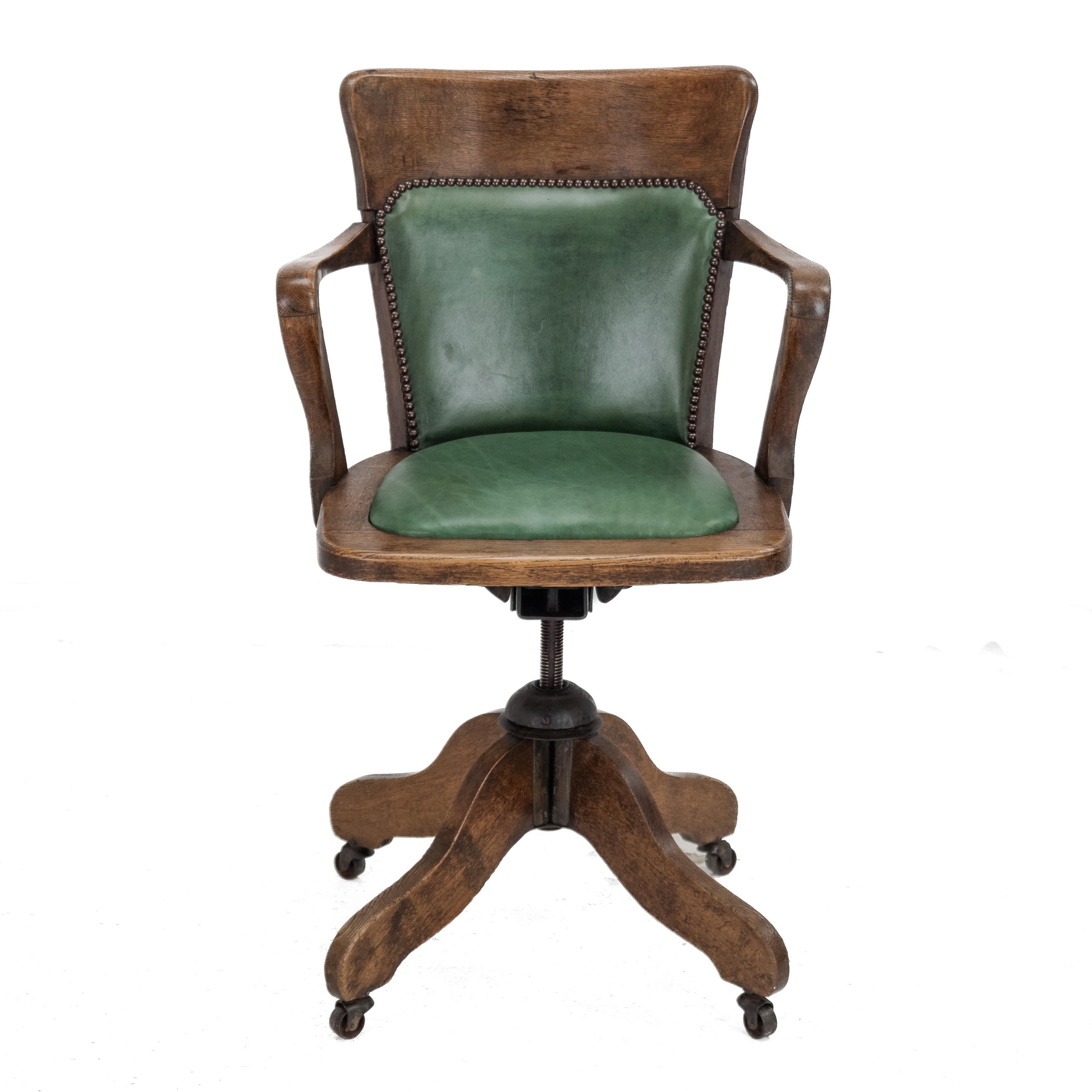 Sillón de escritorio de la década de 1920, con estructura de roble y tapizado en cuero. Esta bonita silla con armazón de roble macizo dispone de un mecanismo patentado de altura regulable, giratorio e inclinable. El asiento y el respaldo están