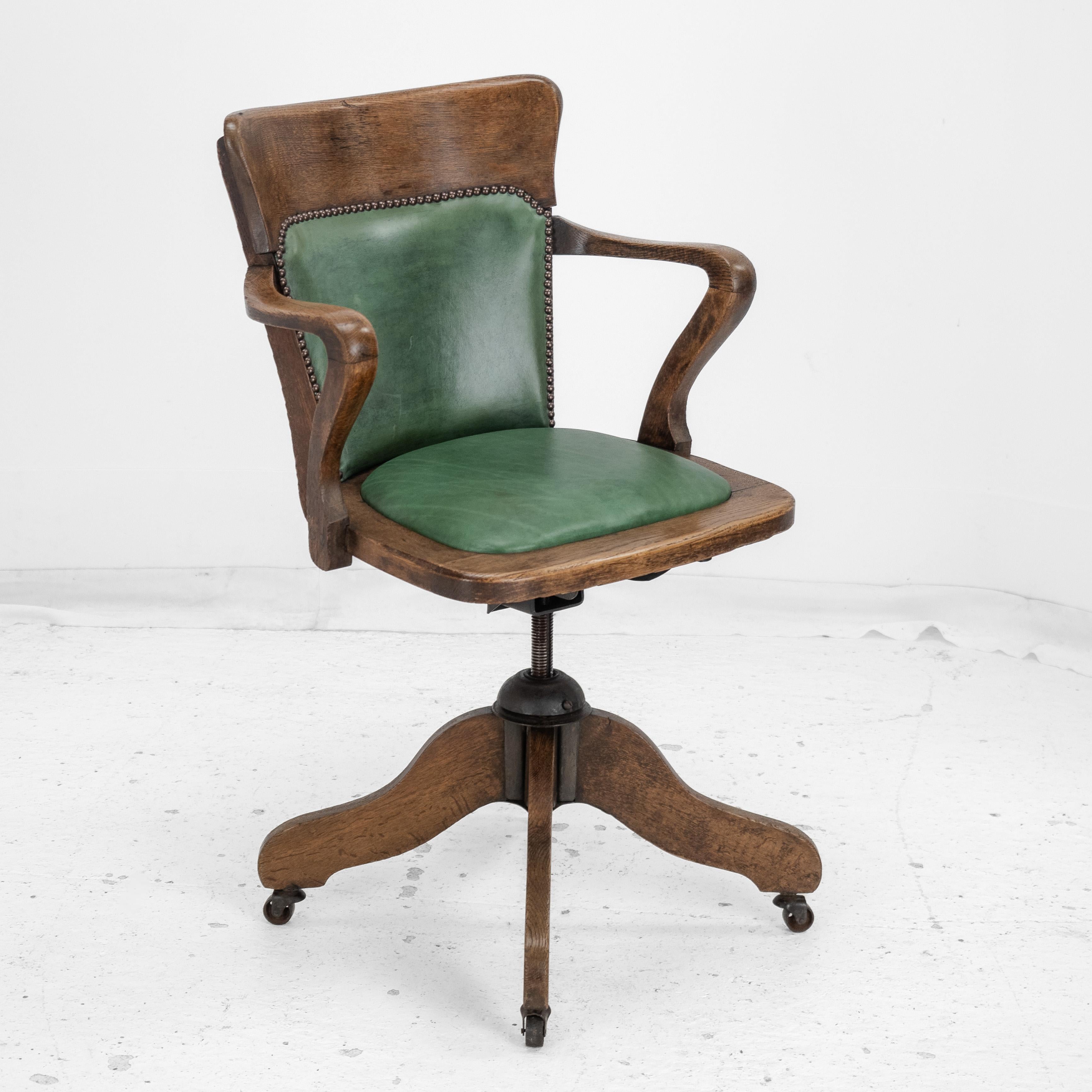 Sillón de escritorio basculante de roble y cuero de los años 20 (Silla antigua) Inglés en venta