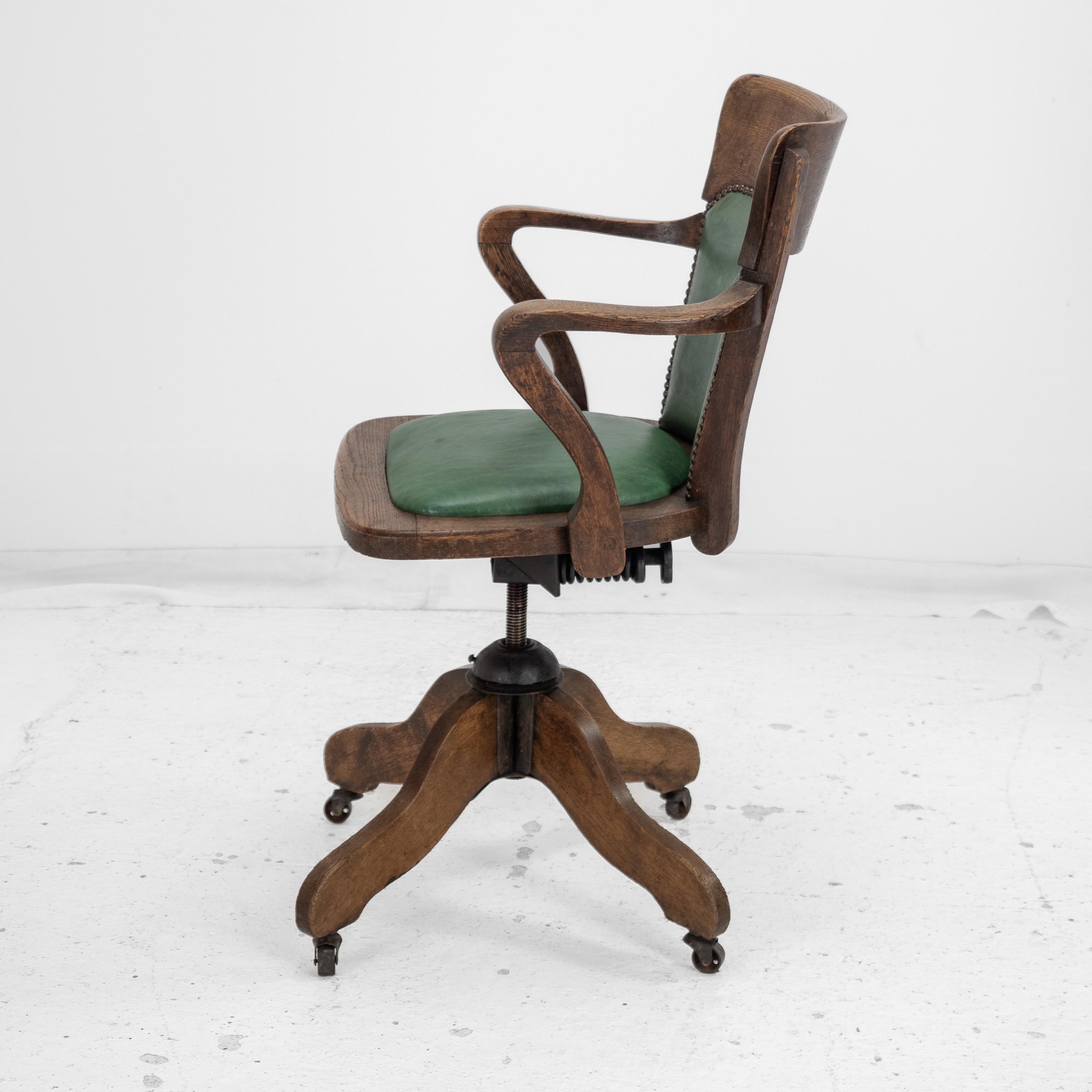 Sillón de escritorio basculante de roble y cuero de los años 20 (Silla antigua) siglo XX en venta