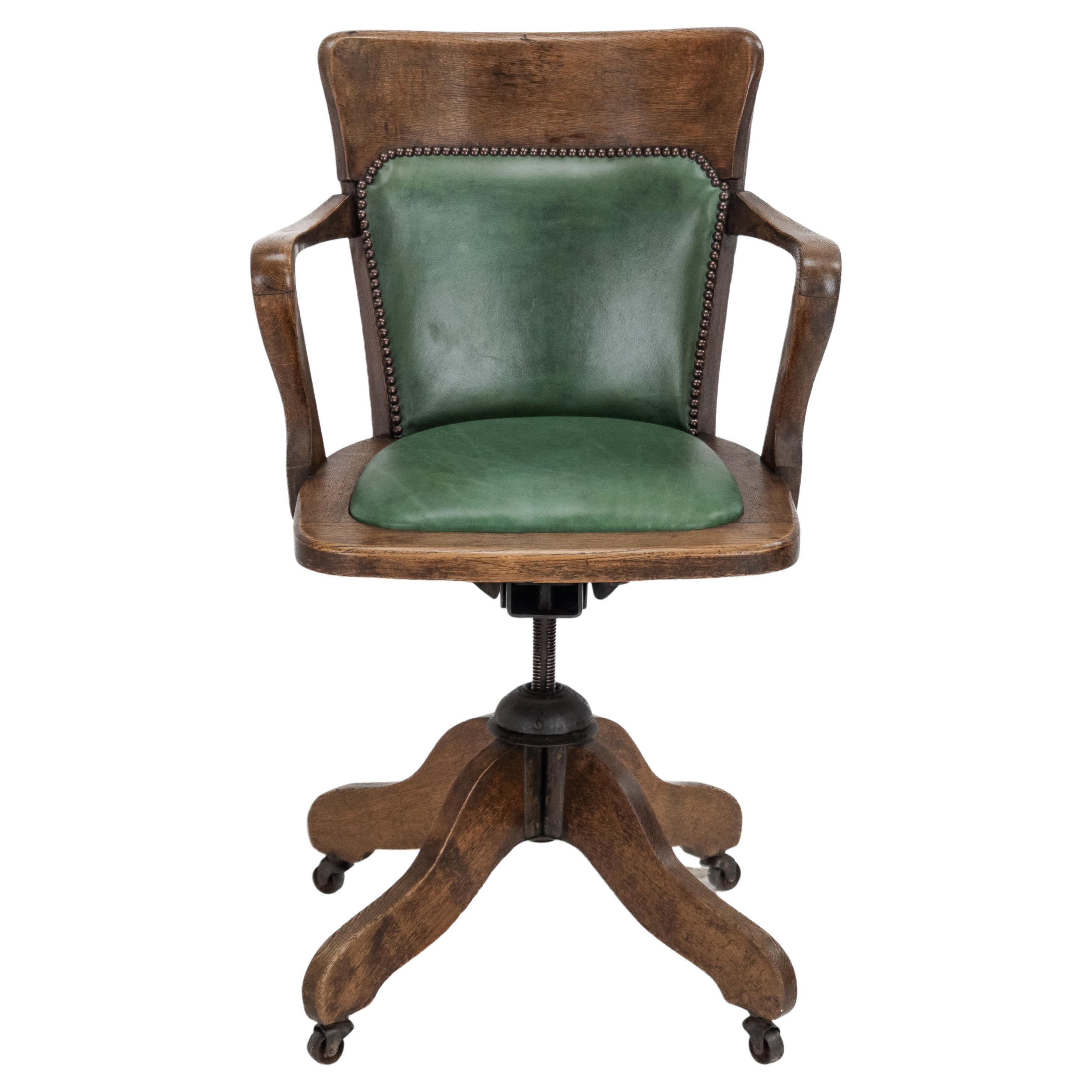 Sillón de escritorio basculante de roble y cuero de los años 20 (Silla antigua)