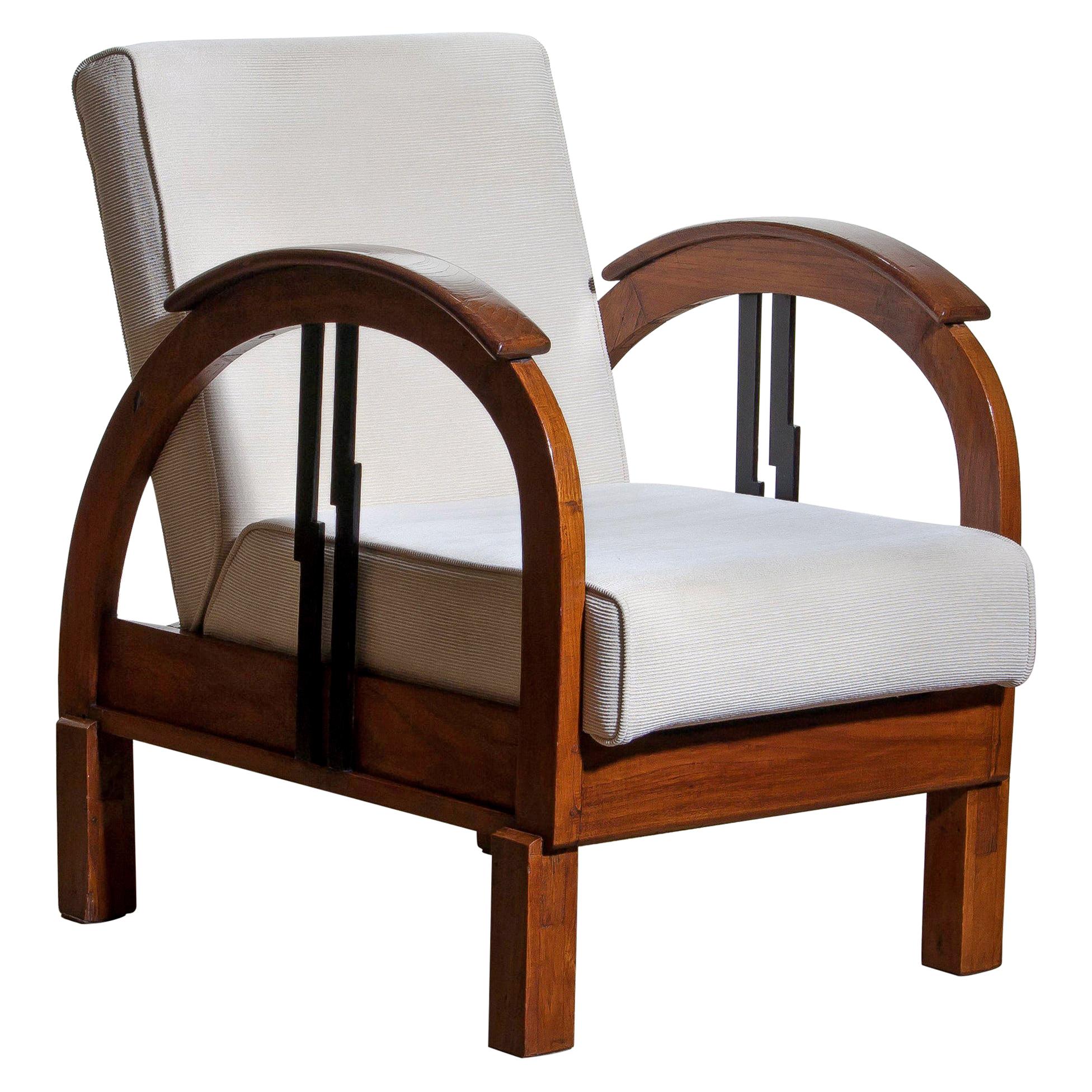 Beautiful Art Deco club lounge armchair.
The chair is made of oak with a later off-white corded fabric.
It is in wonderful condition.