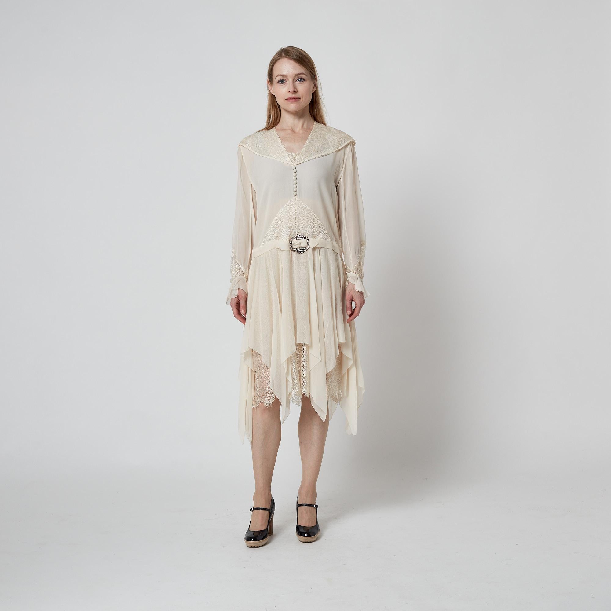 Off-White Brautkleid aus Spitze mit Strassgürtel aus den 1920er Jahren Damen im Angebot