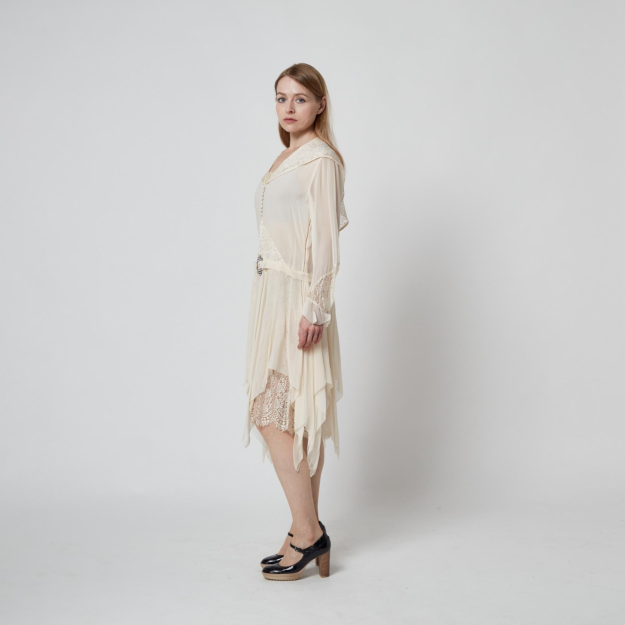 Off-White Brautkleid aus Spitze mit Strassgürtel aus den 1920er Jahren im Angebot 1