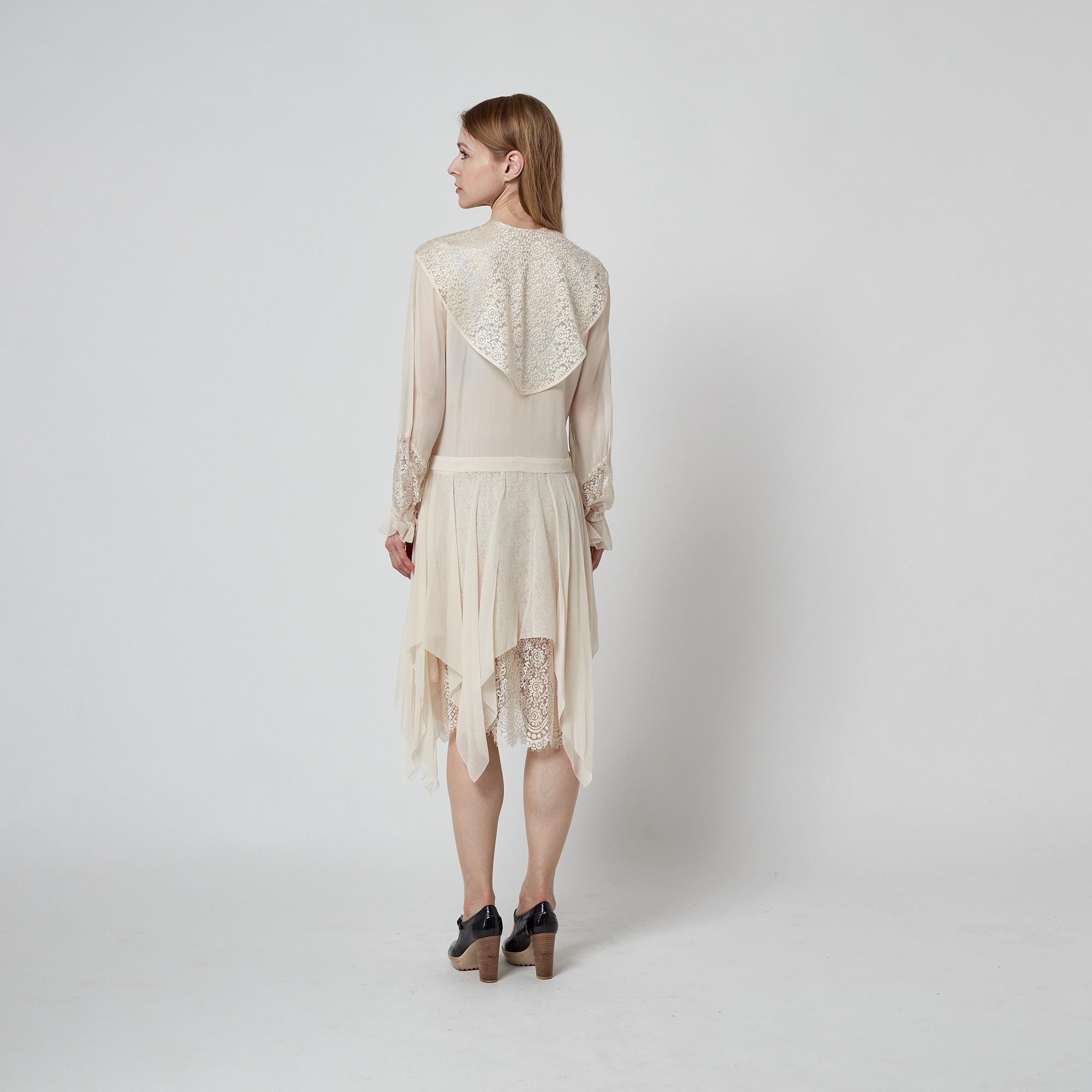 Off-White Brautkleid aus Spitze mit Strassgürtel aus den 1920er Jahren im Angebot 2