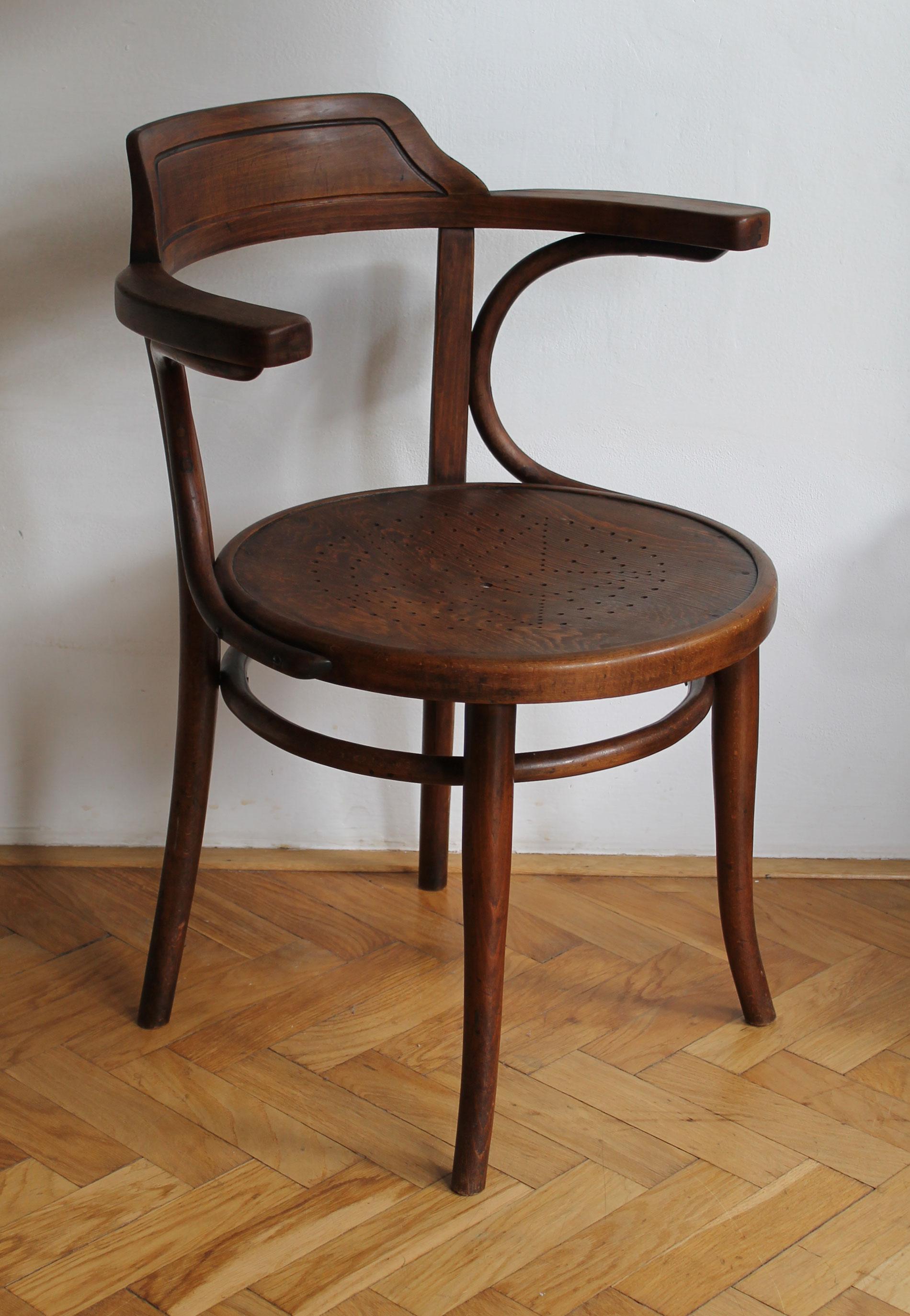 Cette chaise de bureau/dînette a été conçue à l'origine dans la seconde moitié du XIXe siècle et figure dans les catalogues de vente de Thonet sous le numéro de modèle 3. On pense que cette pièce particulière a été produite par la société Thonet