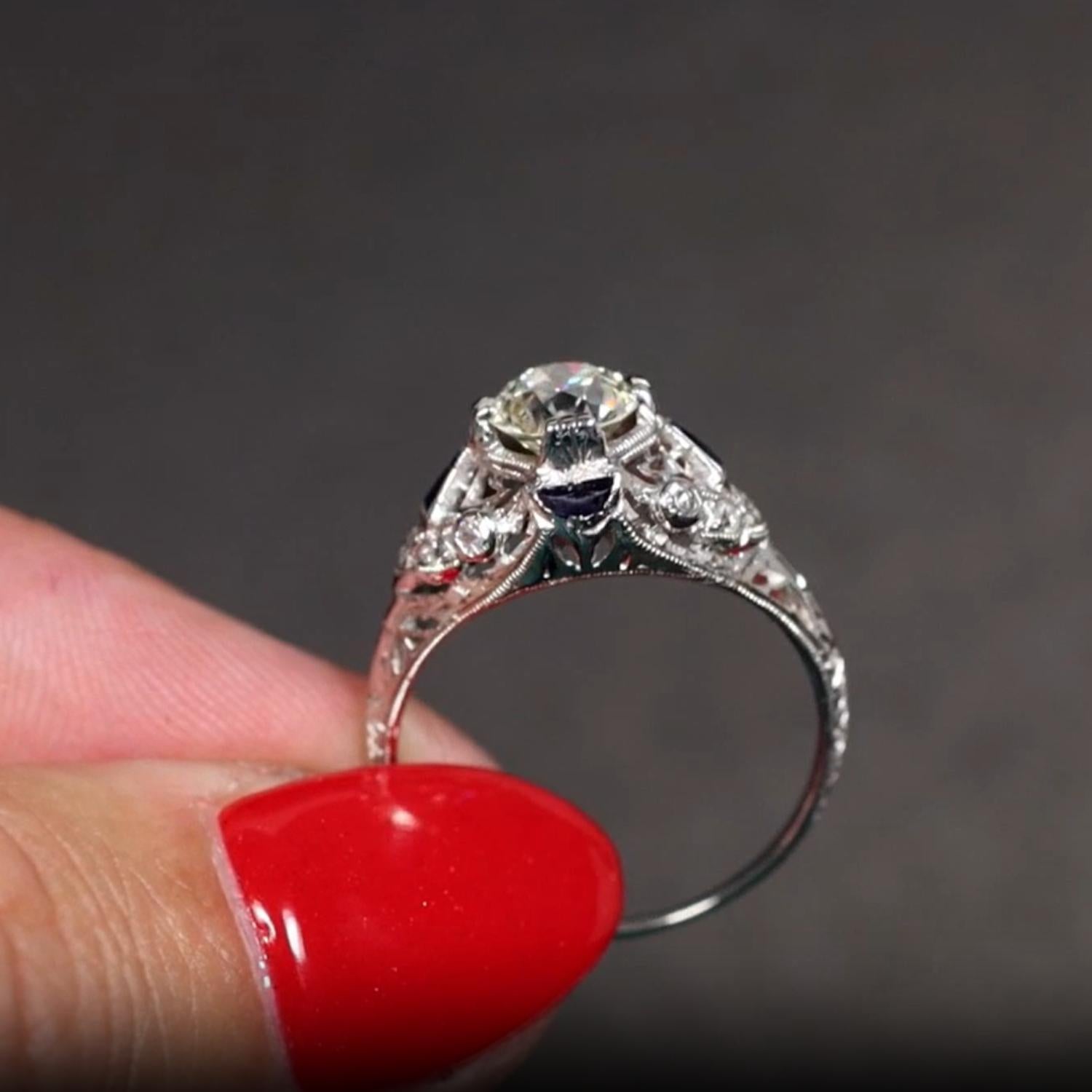 Cette bague originale de style Art déco, fabriquée vers les années 1920, est un exemple frappant de design et d'élégance d'époque. En son centre se trouve un diamant de taille européenne ancienne de 1,00 carat, de pureté VS1 et de couleur J, offrant