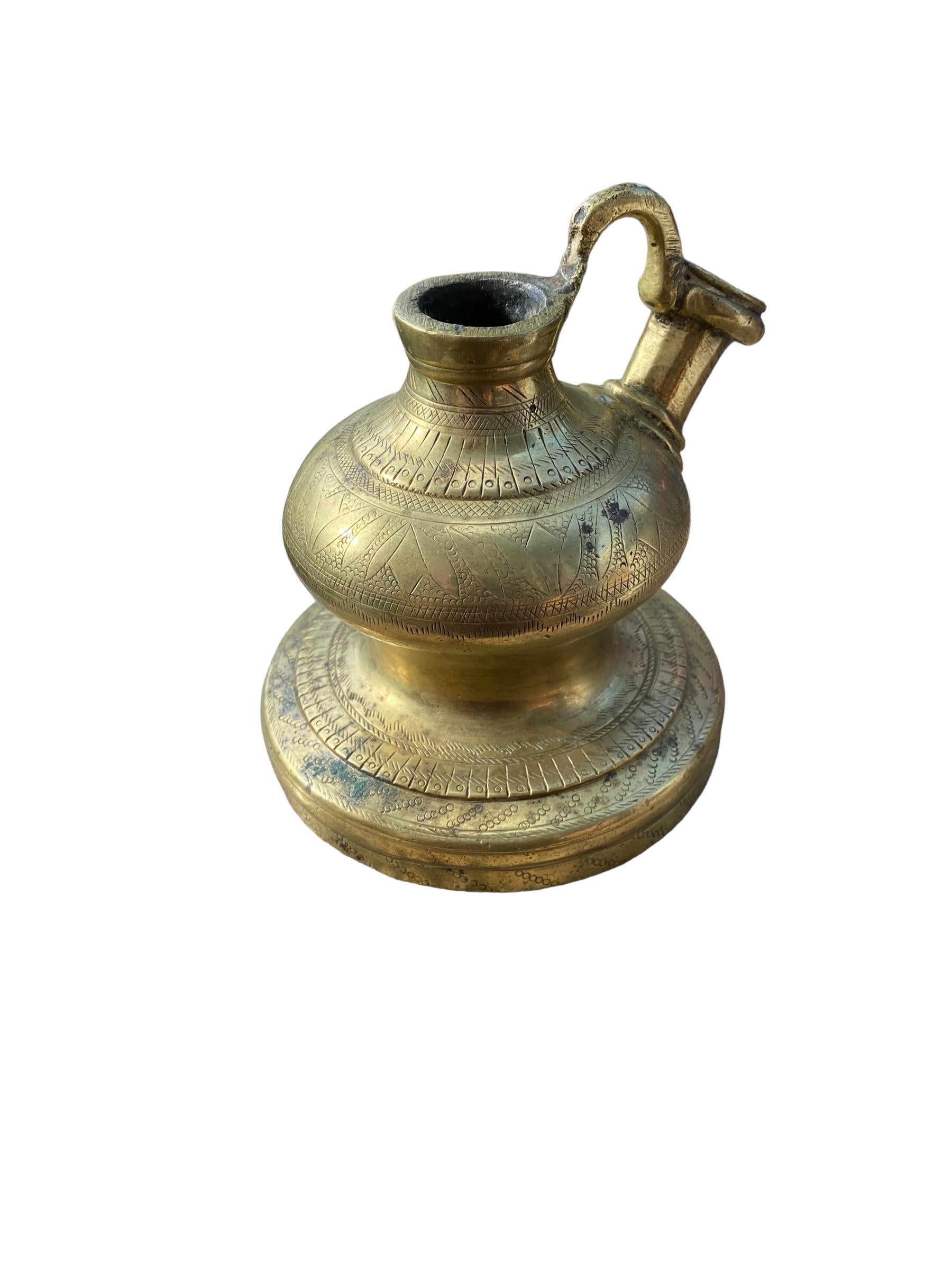 1920s Old Vintage Antique Unique Design Hand Engraved Beautiful Brass Hukka Pot en vente 3