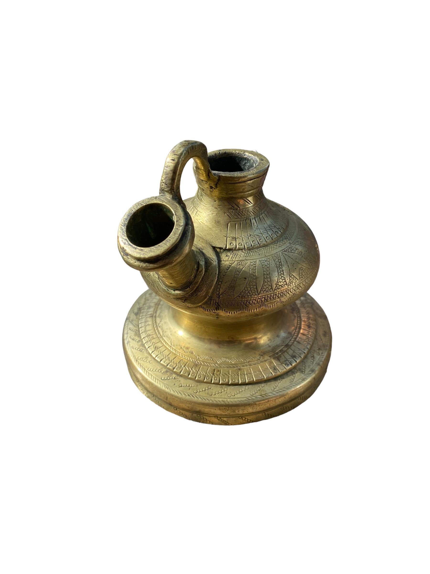 Anglo-indien 1920s Old Vintage Antique Unique Design Hand Engraved Beautiful Brass Hukka Pot en vente