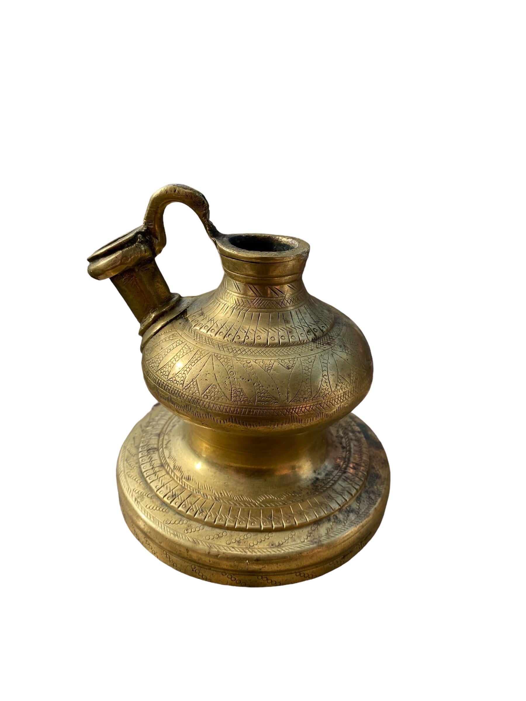 1920s Old Vintage Antique Unique Design Hand Engraved Beautiful Brass Hukka Pot en vente 1