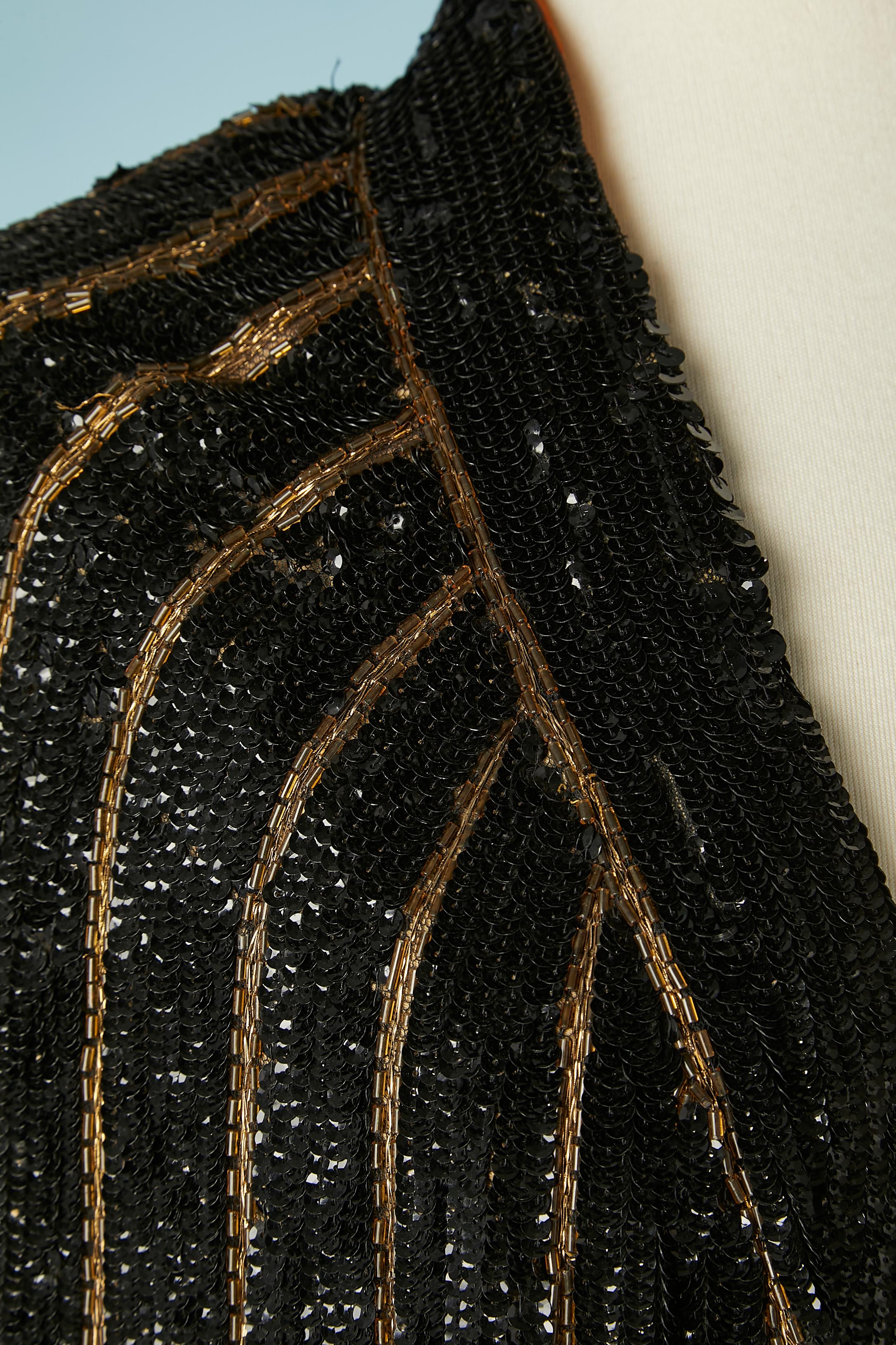 Cape d'opéra en paillettes or et noires  et perles de verre dorées avec doublure en velours de soie orange. 2 sangles en velours sur le bord intérieur pour les mains.
Taille unique 