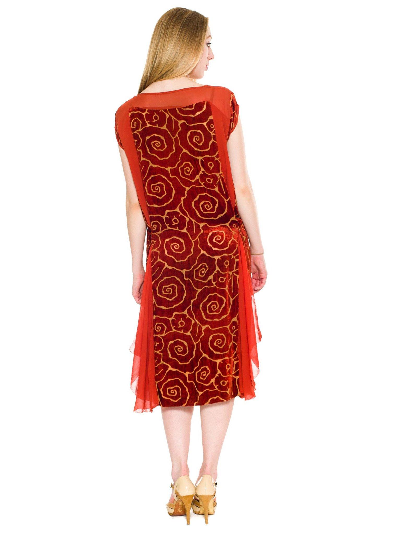 Orange geblümter Seiden-Ausbrenner-Samt, 1970er Jahre  Chiffon-Fließendes Godet-Kleid (Rot) im Angebot