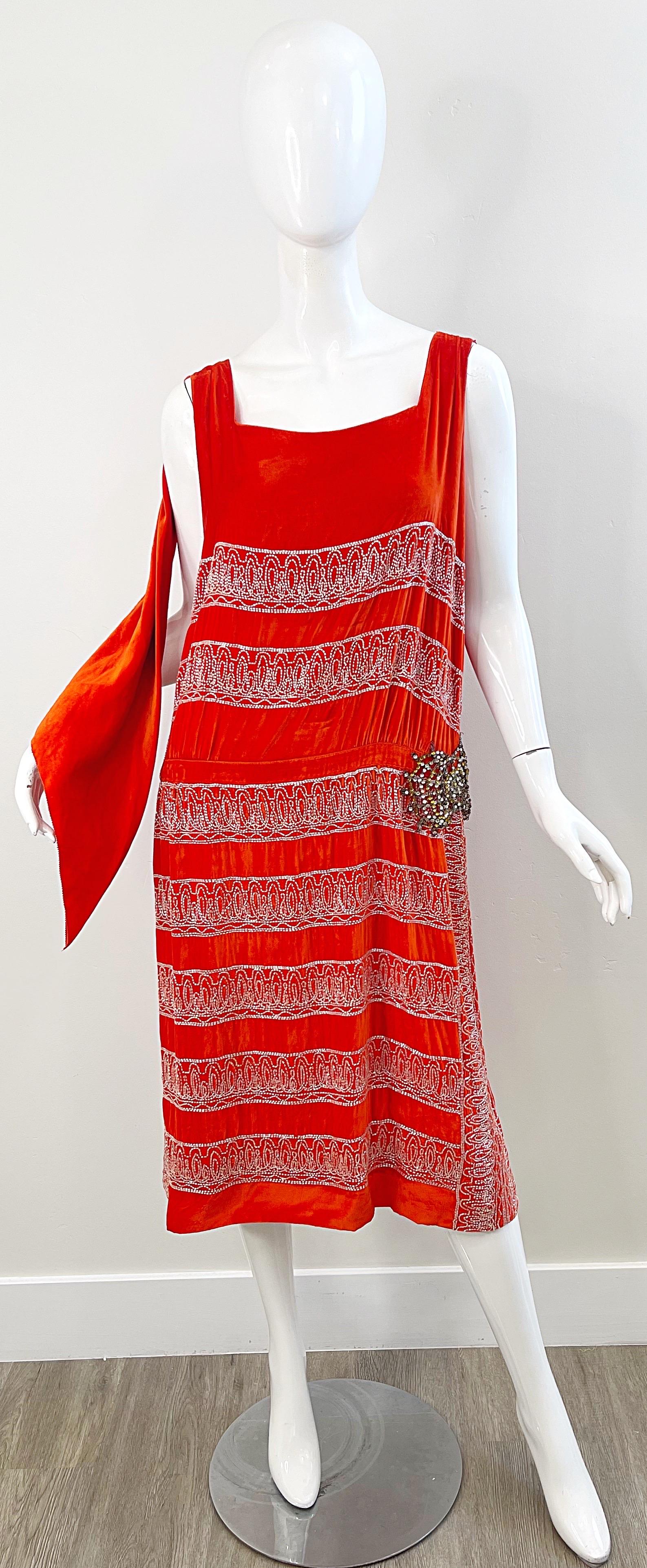 Exquisite roaring 20s orange Seide Samt Französisch Couture Perlen Strass Flapper Kleid ! In den 20er Jahren im Nobelkaufhaus Hickson gekauft. Auf dem Original Label steht, dass diese Schönheit von Mrs. J.W. Bird gekauft wurde. Museumsqualität, mit