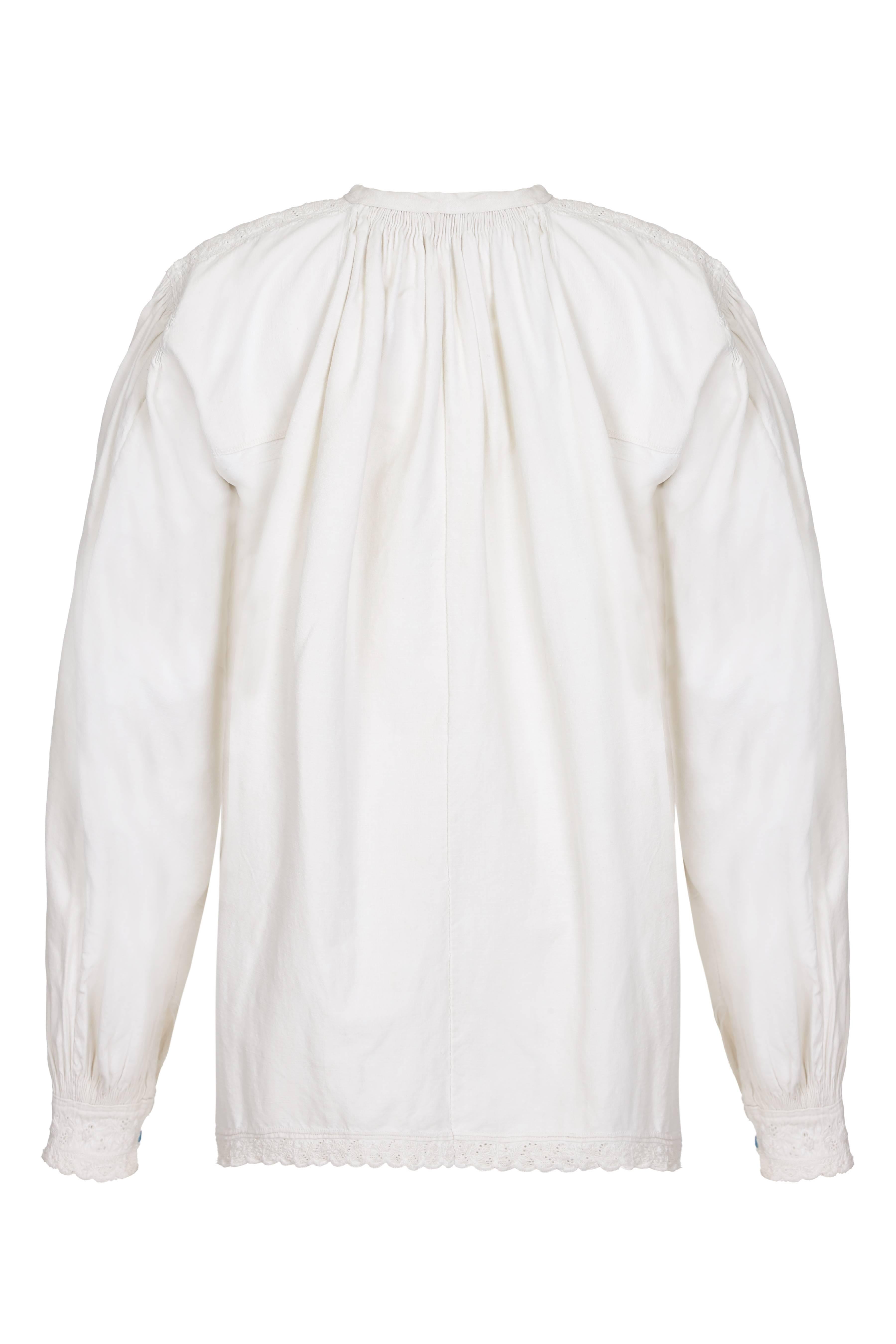 Blusa/túnica campesina rumana vintage de los años 20, de algodón grueso y color hueso, con detalles de encaje grueso y pin tuck. Un gran ejemplo y en muy buen estado para algo de esta edad, sólo hay algunas pequeñas manchas relacionadas con la edad,