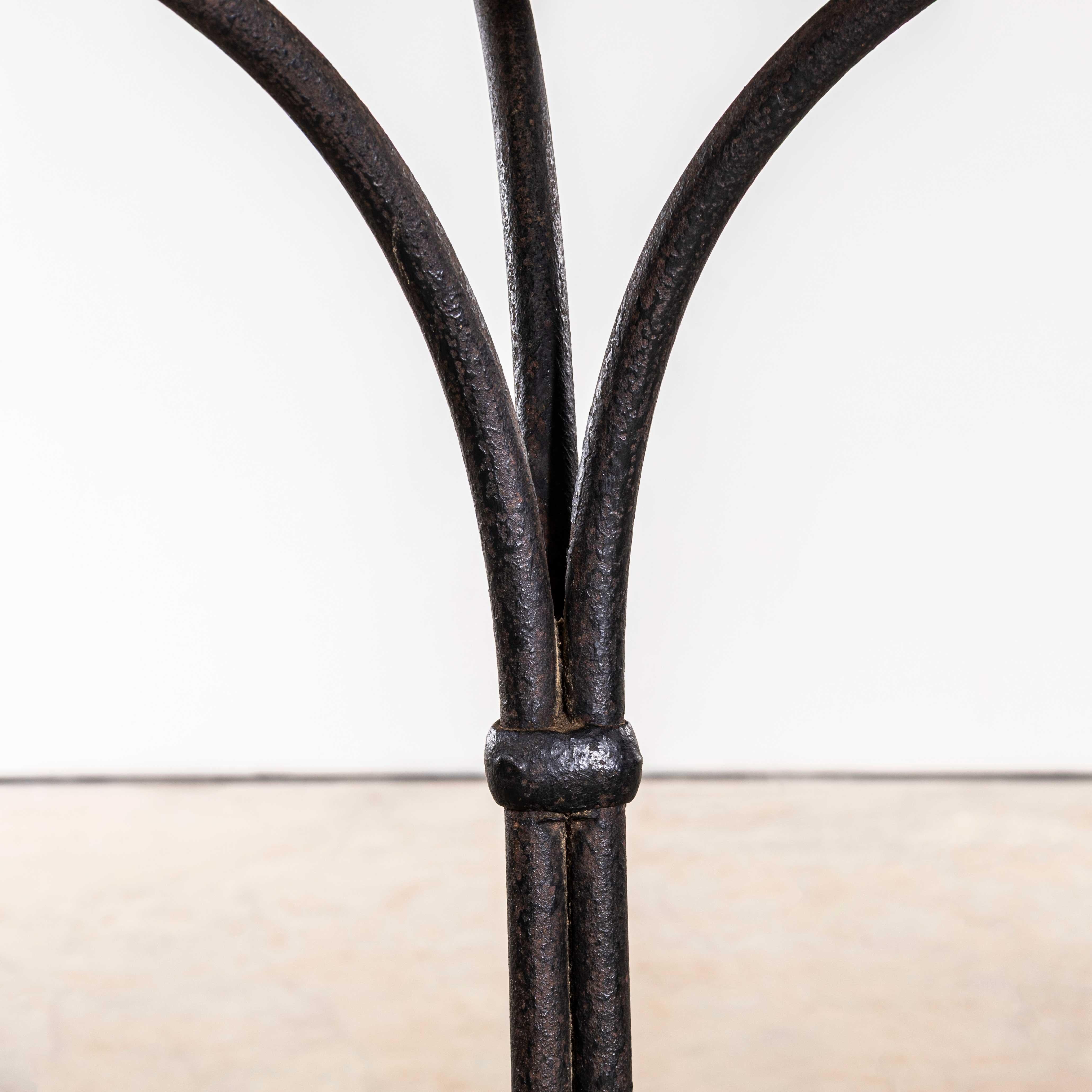 Table de bistrot en fonte d'origine française des années 1920 Bon état - En vente à Hook, Hampshire