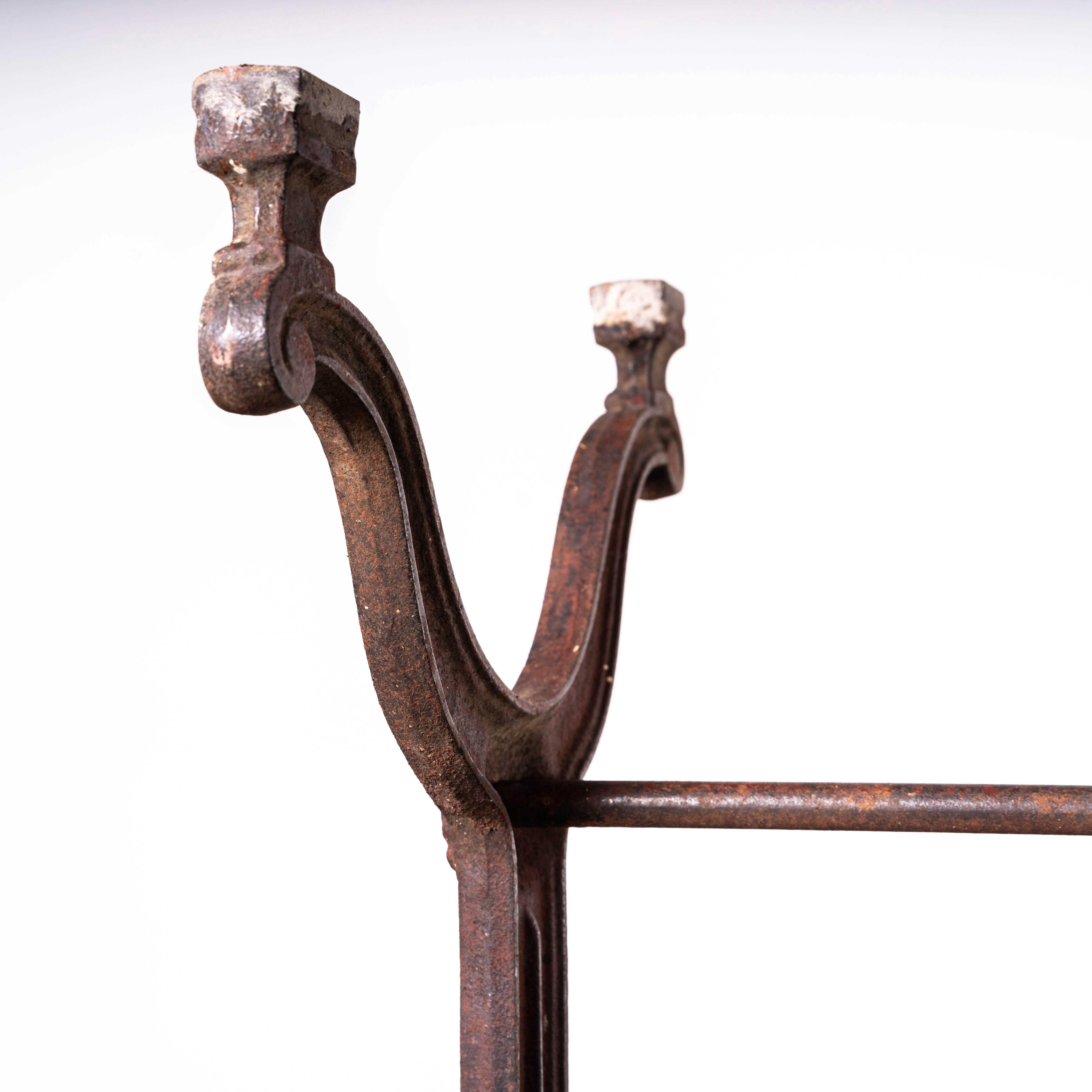 Table de salle à manger bistro en fonte à relief d'origine française des années 1920 (3579). 

Table de bistro française classique et très originale des années 1920 par le fabricant H. Geneste. La base est très bien détaillée, le dessus est le