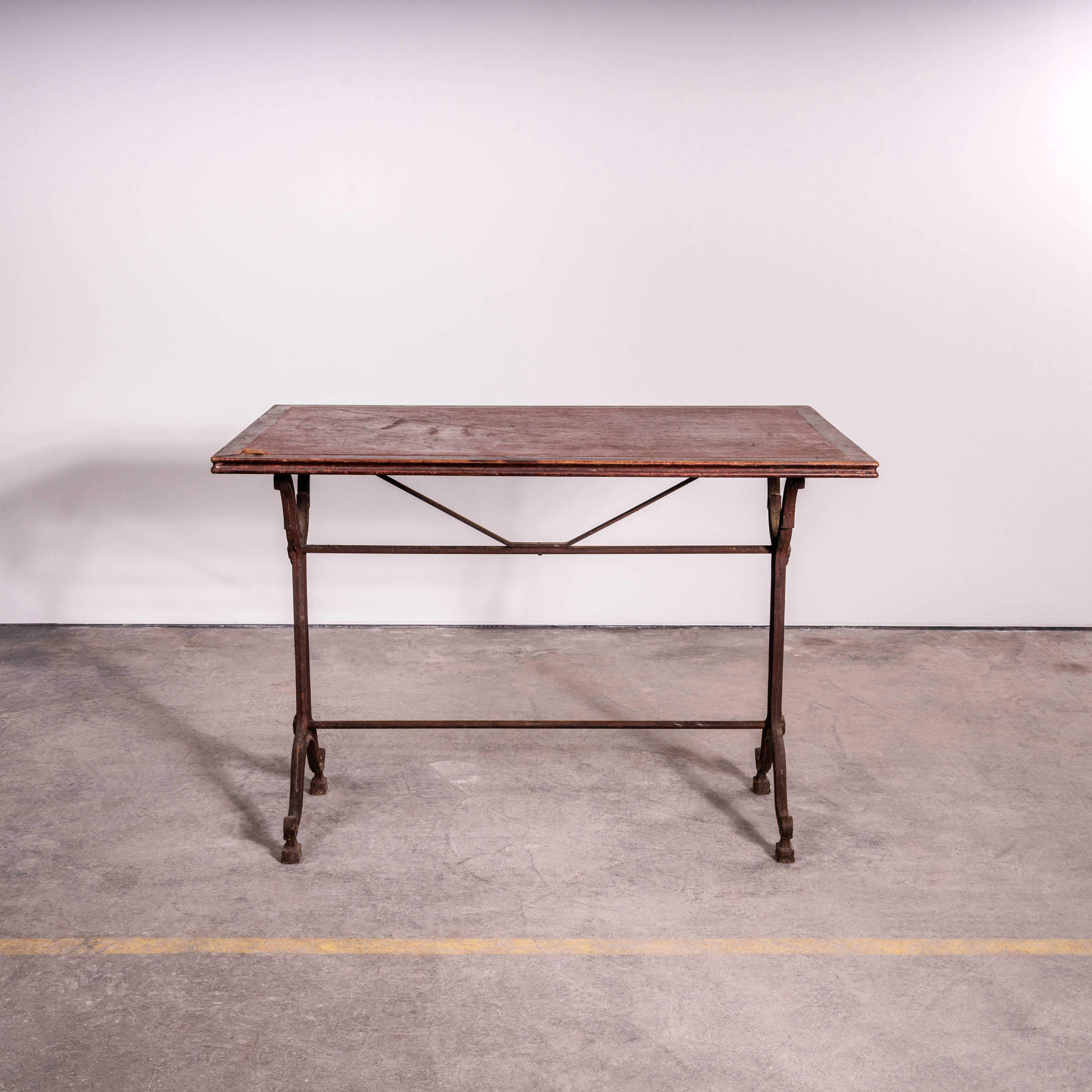 Table de salle à manger bistro en fonte à relief d'origine française des années 1920 (3493). 
Table de bistro française classique et très originale des années 1920 par le fabricant H. Geneste. La base est très bien détaillée, le dessus est le