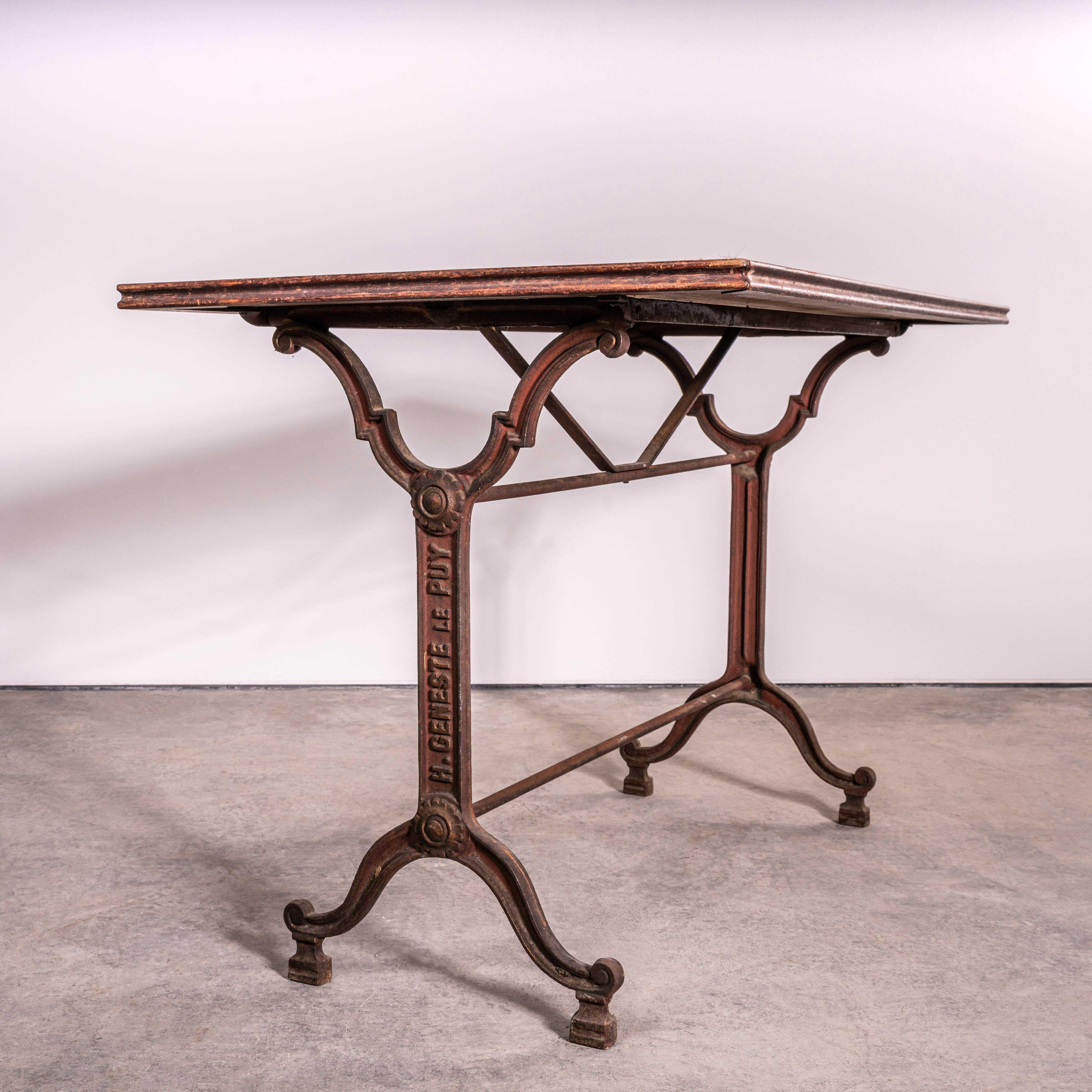 Table à base en relief complexe française d'origine des années 1920 (3493) en vente 1