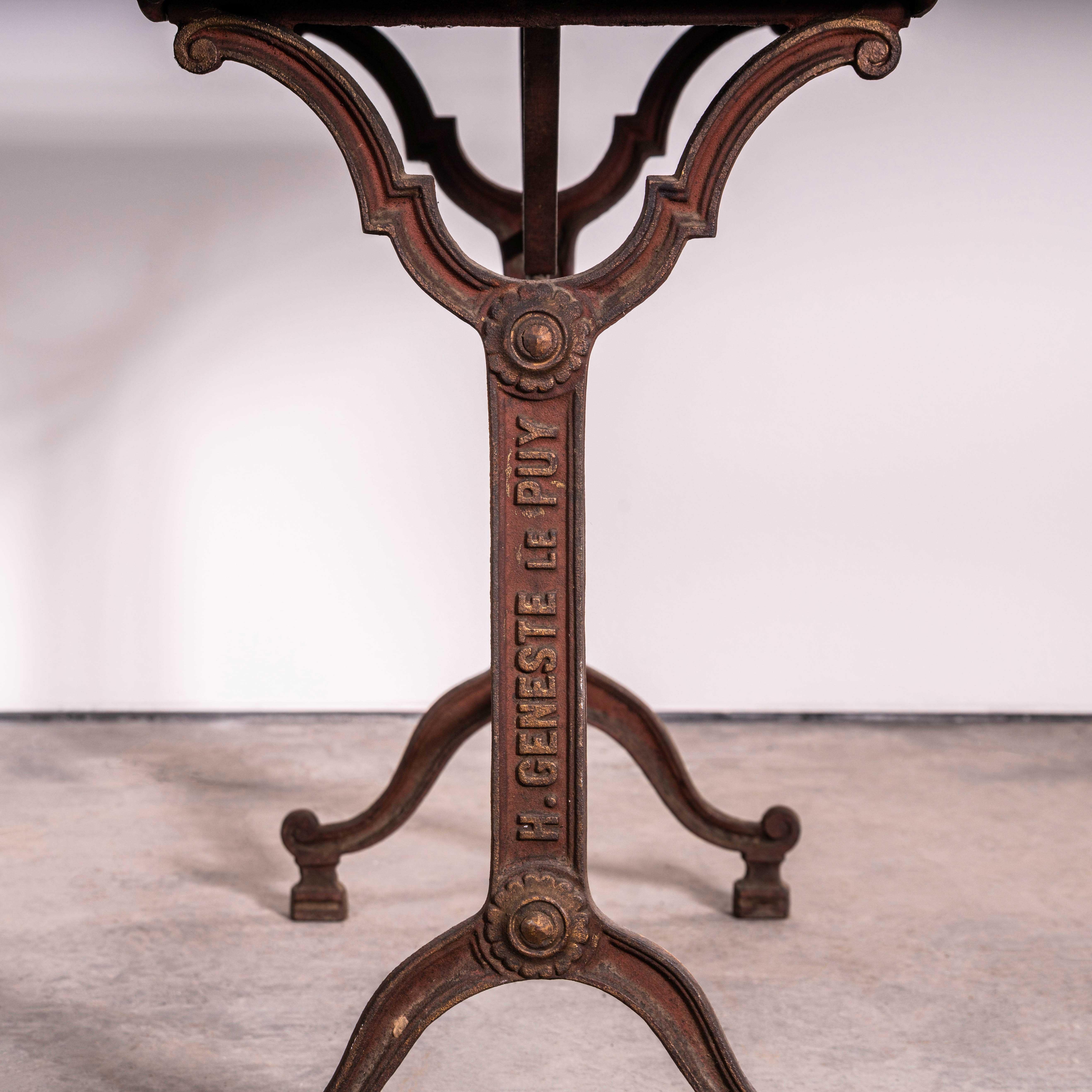 Table à base en relief complexe française d'origine des années 1920 (3493) en vente 3