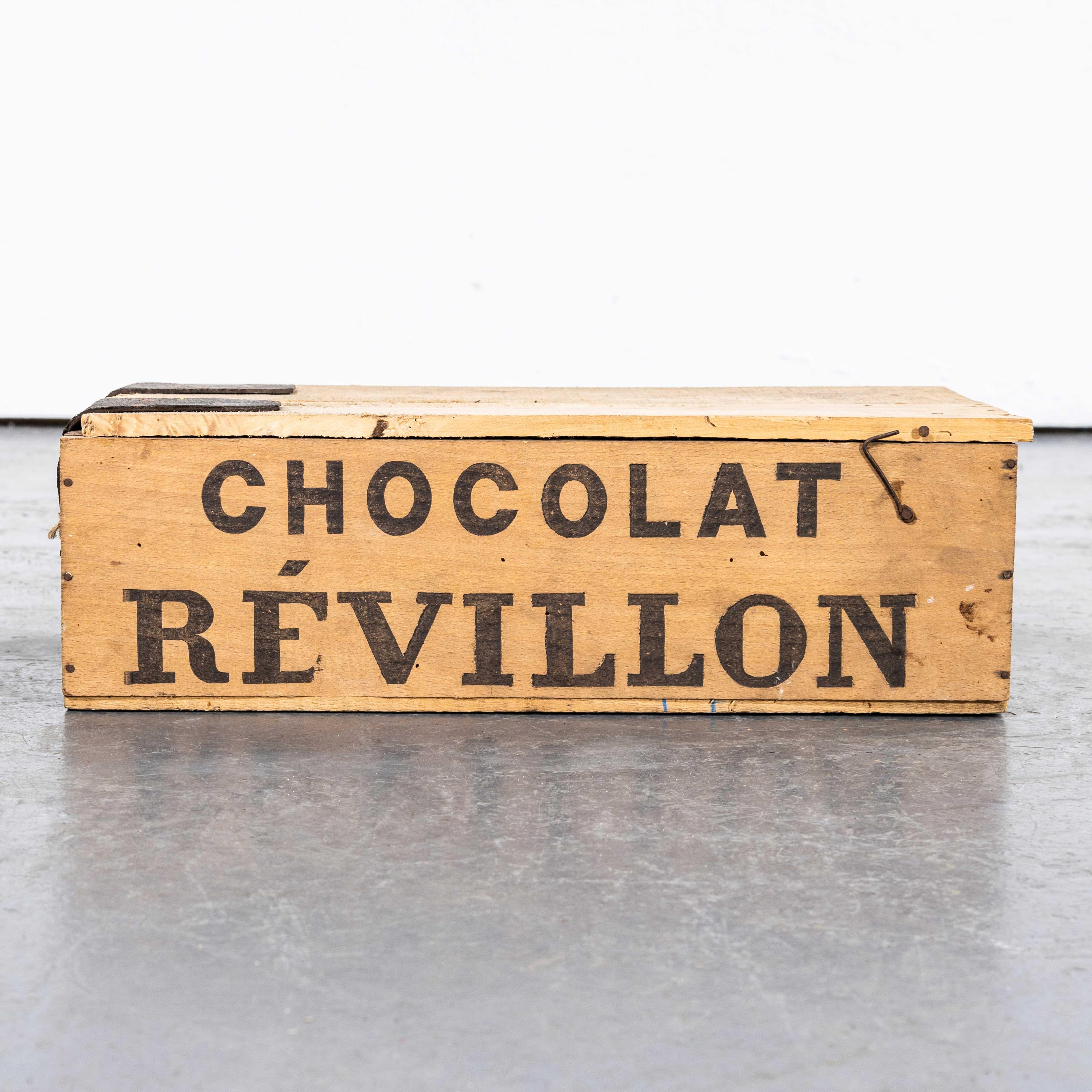 Caja de envío de chocolate Revillon original de 1920 - Caja de correa de cuero simple.

Revillon es uno de los productores de chocolate más antiguos de Francia, fundado en 1898 y que sigue produciendo chocolate en la actualidad. Estas cajas se