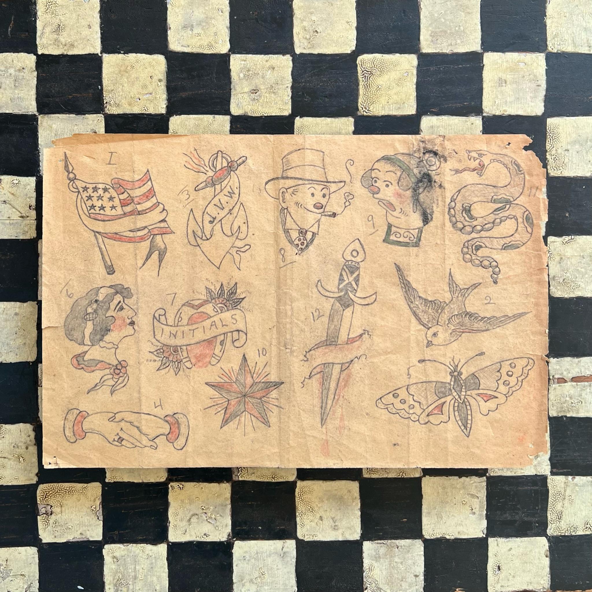 Un raro sopravvissuto dei primi tempi del tatuaggio americano, questo foglio originale per tatuaggi degli anni '20 presenta disegni a mano a matita e a matita colorata su carta. Le immagini includono motivi classici come la bandiera americana, il