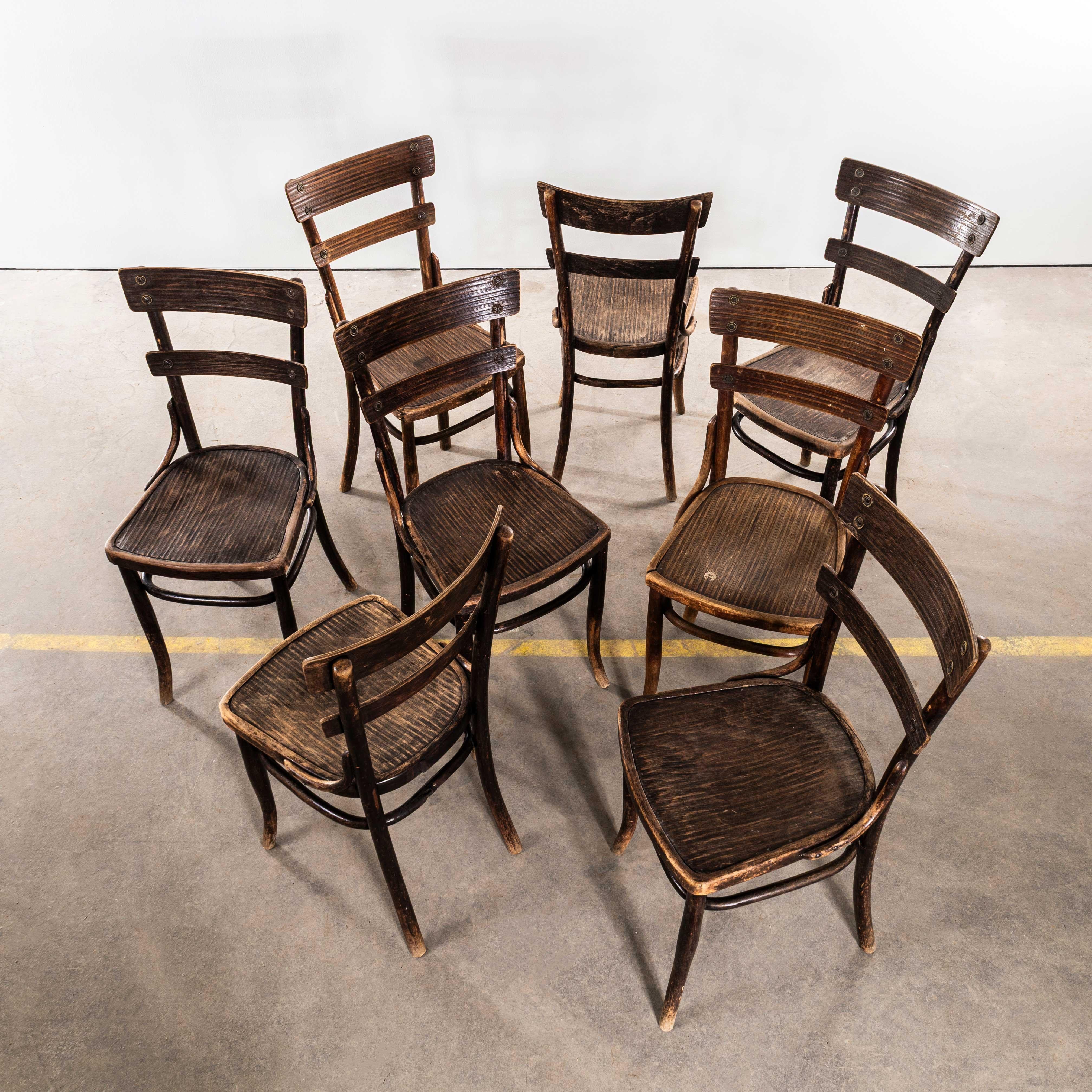1920's Original Thonet Double Rail Bentwood Stühle - Set von acht. 
Gegründet im frühen 19. Jahrhundert von Michael Thonet, erfand Thonet das Verfahren zum Biegen von Holz unter Druck mit Hilfe von Dampf und entwarf auf dieser Grundlage die