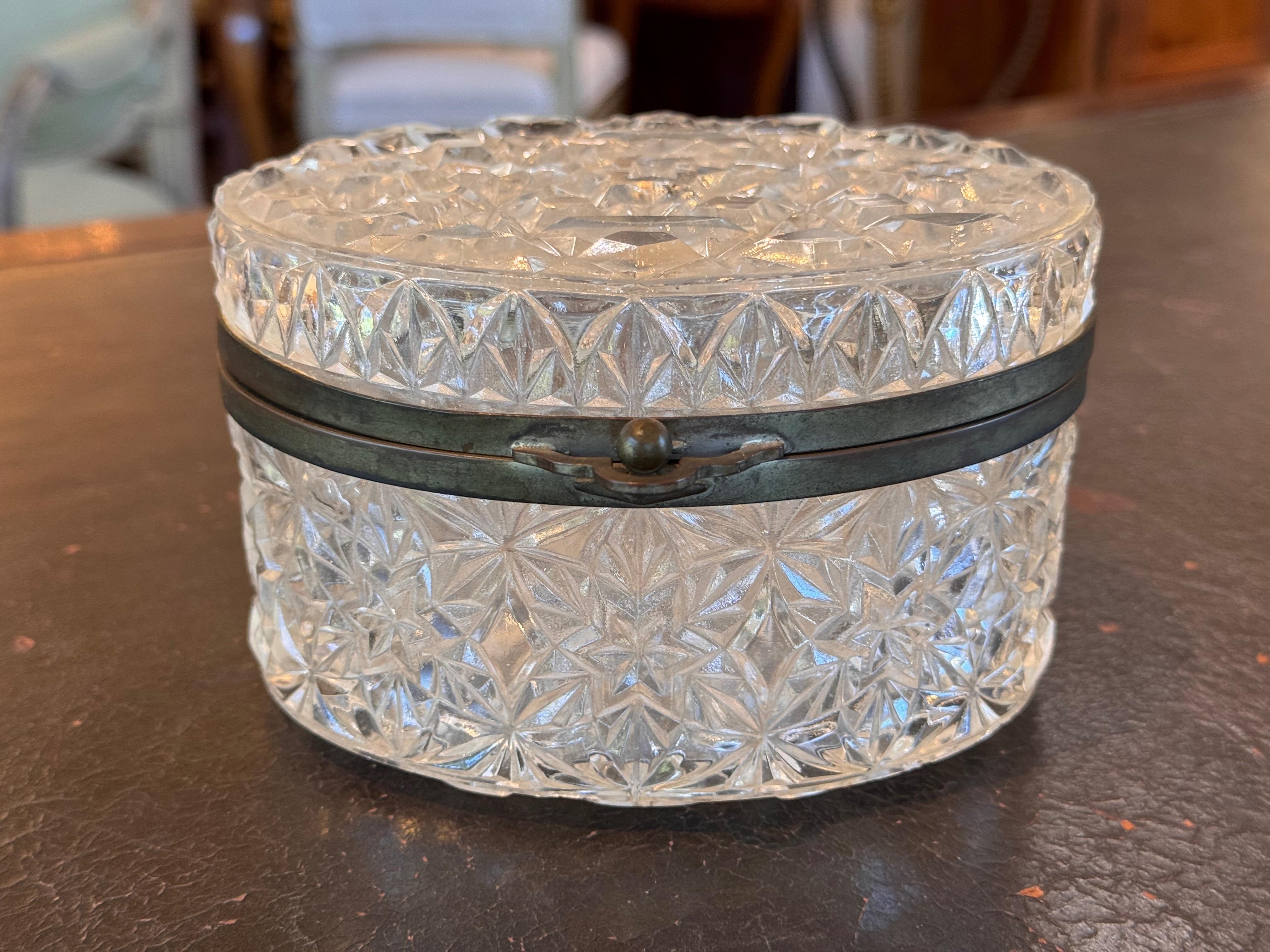 Il sera du plus bel effet sur votre commode. Parfait pour contenir des bijoux.