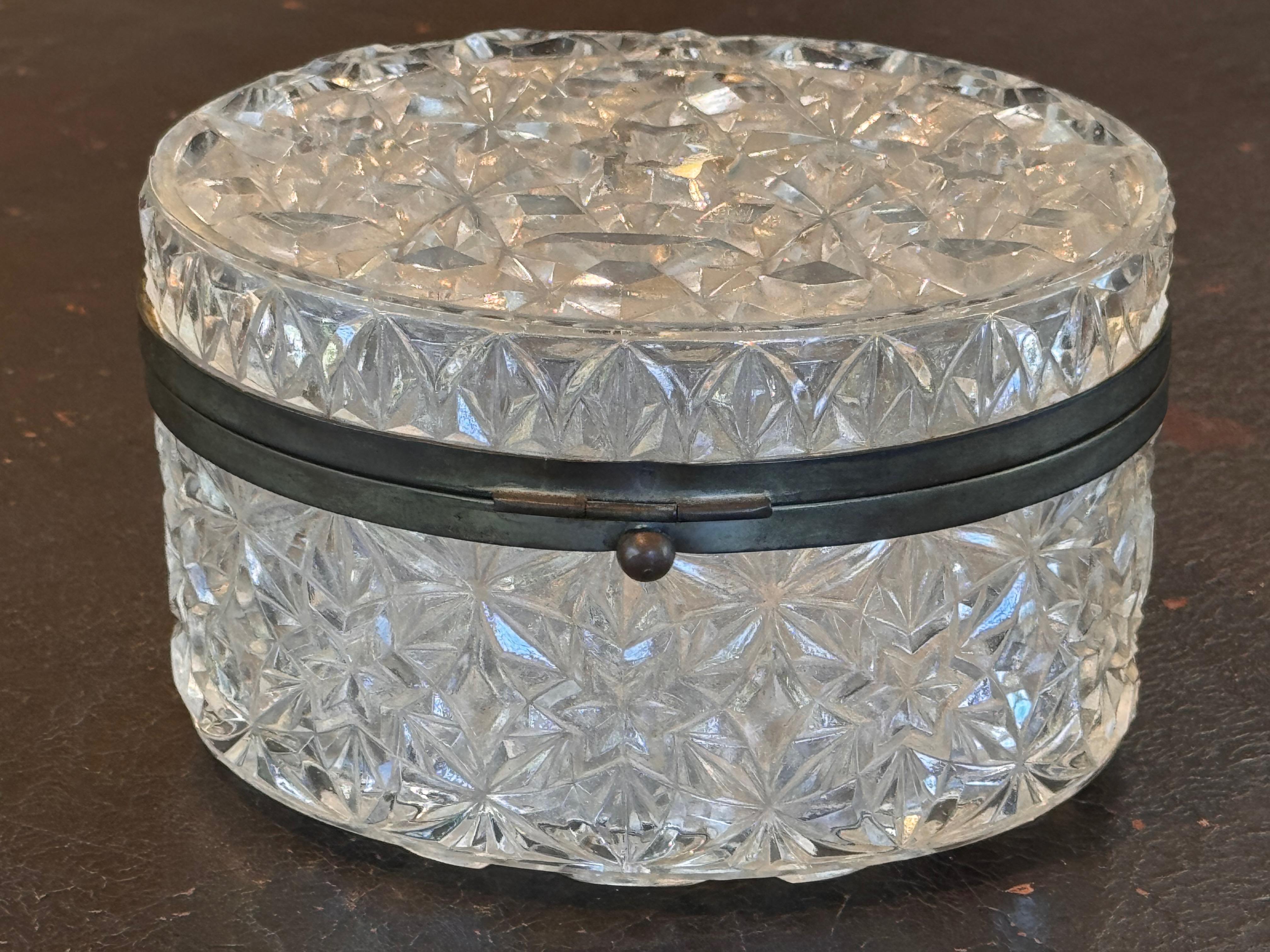 Verre Coffret à bijoux ovale des années 1920 en vente