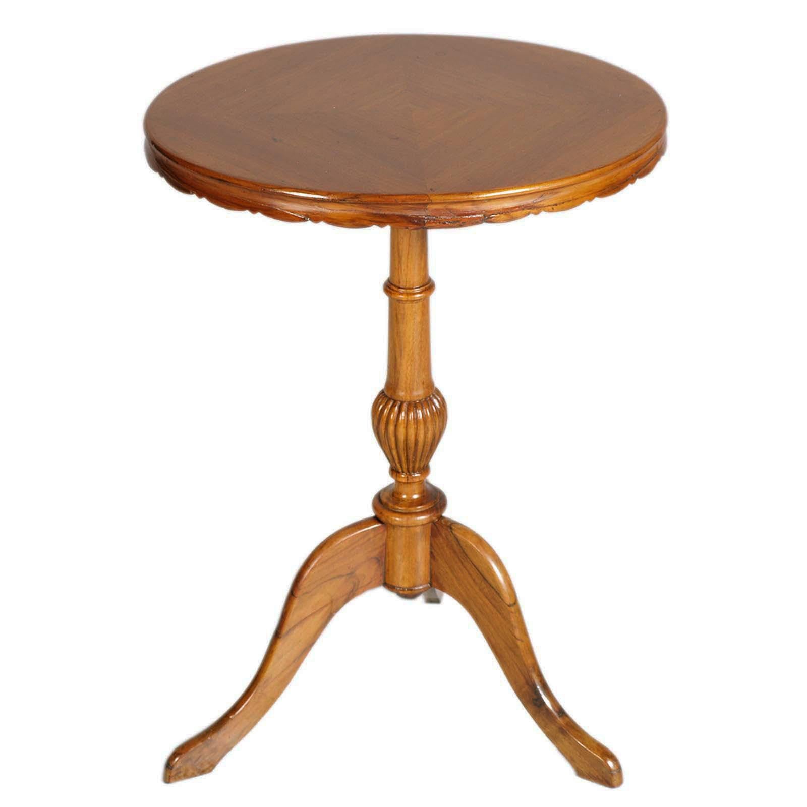 Elegant small tripod table, oval in shape, skilfully worked by the famous cabinetmaker of Bassano del Grappa for the demanding Italian bourgeoisie of the period between the two world wars.
Its compact size made it useful for occasional use.

The