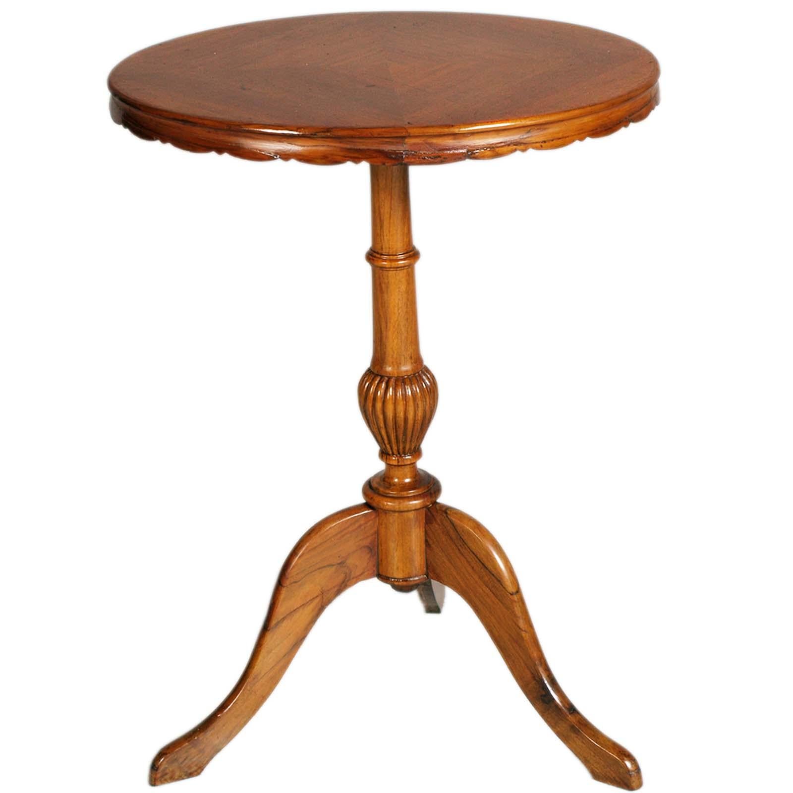 Italian 1920s Oval Tripod Neoclassical Coffee Table in Blond Walnut with Veneered Top For Sale