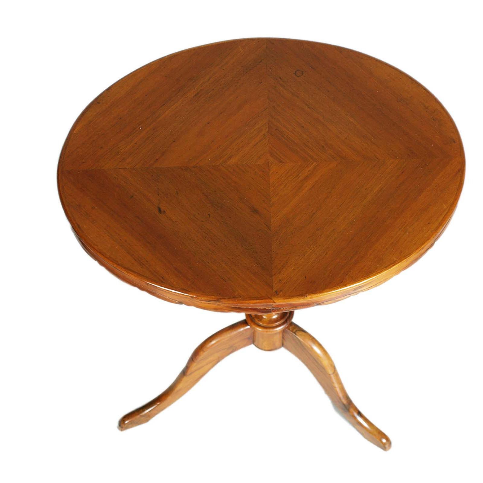 Hand-Carved 1920s Oval Tripod Neoclassical Coffee Table in Blond Walnut with Veneered Top For Sale