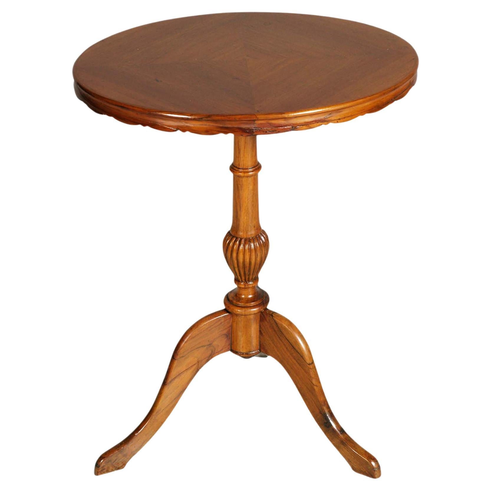 Table basse néoclassique ovale à trois pieds des années 1920 en noyer blond avec plateau plaqué