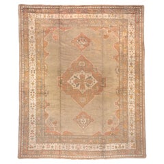 Tapis turc ancien surdimensionné des années 1920 d'Oushak, terrain neutre, bordures orange