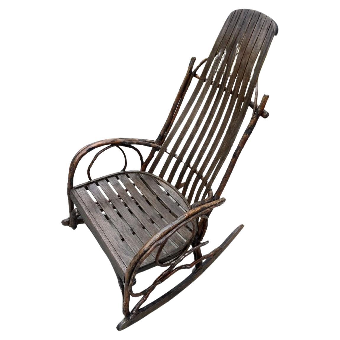 20Thc  Sedia a dondolo Amish Twig proveniente dalla Pennsylvania in buone condizioni di funzionamento e superficie rustica.