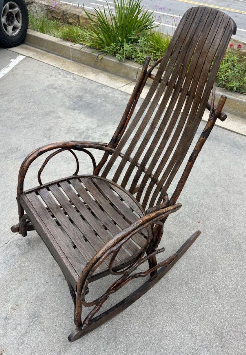 Stile Adirondack Sedia a dondolo rustica in legno e ramoscello degli anni '20 di PA Hand Made in vendita